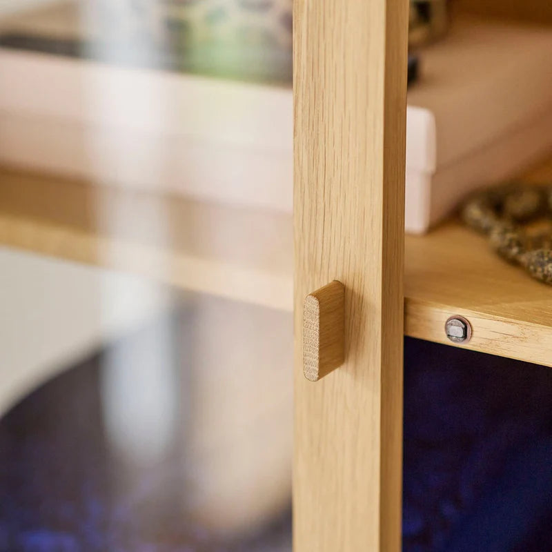 FDB Møbler A90 Boderne Display Cabinet ตู้โชว์ไม้โอ๊คพร้อมบานกระจกดีไซน์สแกนดิเนเวียน ออกแบบโดย Rasmus Appel