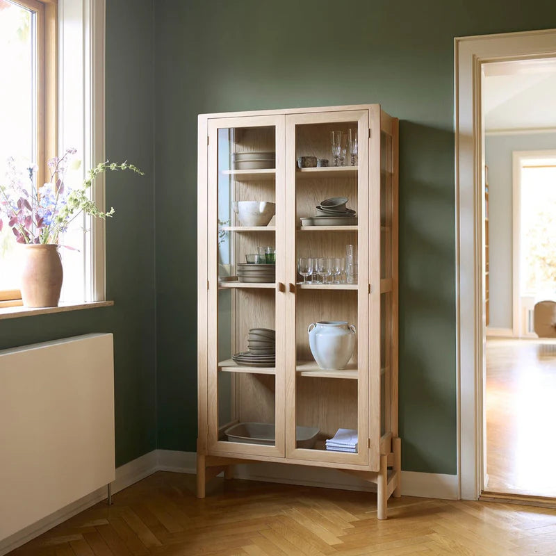 FDB Møbler A90 Boderne Display Cabinet ตู้โชว์ไม้โอ๊คพร้อมบานกระจกดีไซน์สแกนดิเนเวียน ออกแบบโดย Rasmus Appel