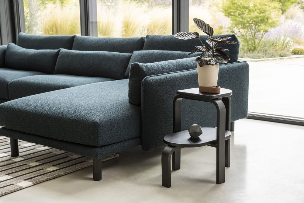 Case Furniture Altura Step Stool สตูลสองระดับ สี Oak และ Black ใช้เป็นสตูลปีน ชั้นวาง หรือโต๊ะข้าง ดีไซน์มินิมอลและแข็งแรง