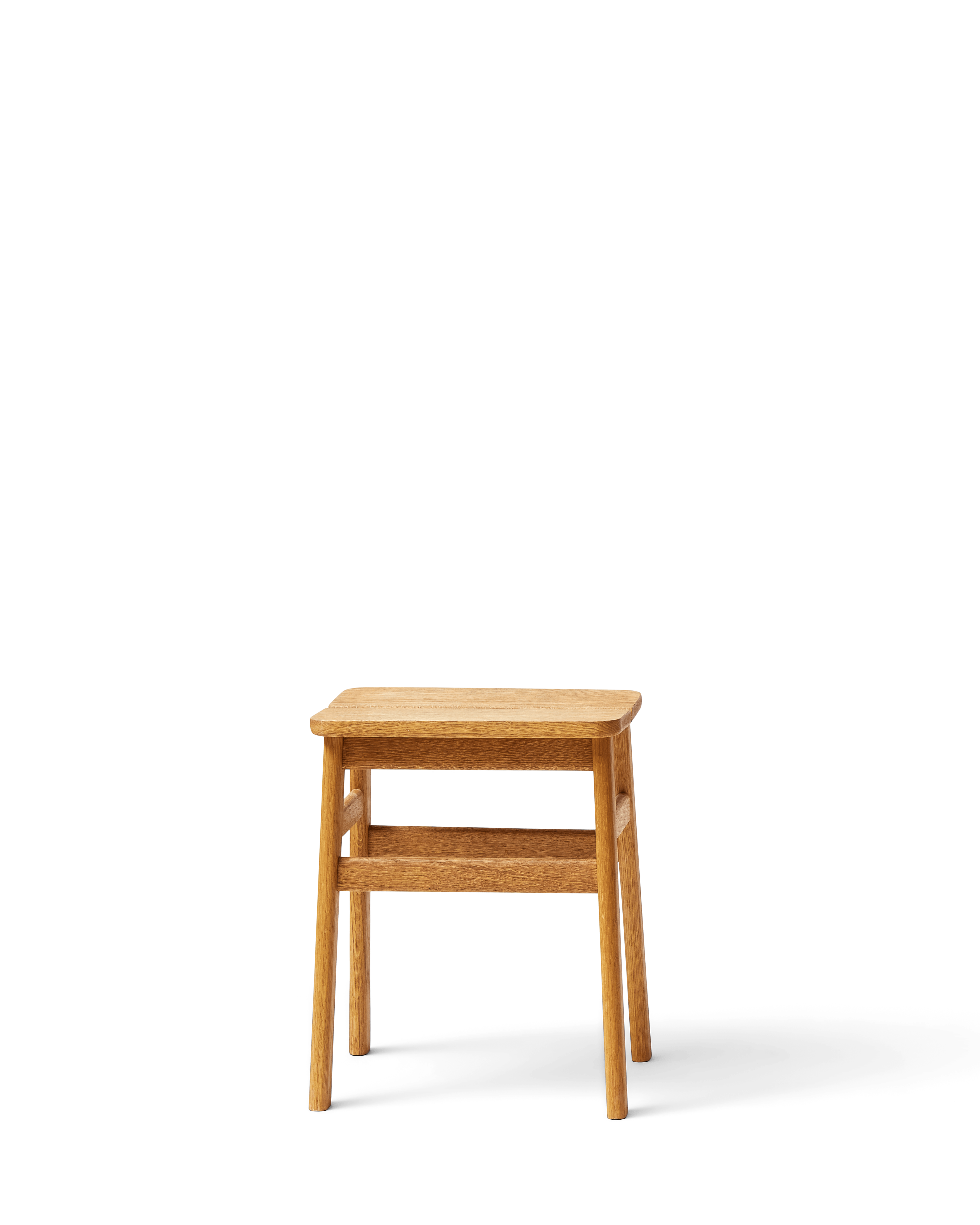 Angle Stool 45 สตูลไม้ดีไซน์มินิมอลที่นั่งเอียงเล็กน้อยเพื่อความสบาย ออกแบบโดย Jonas Herman