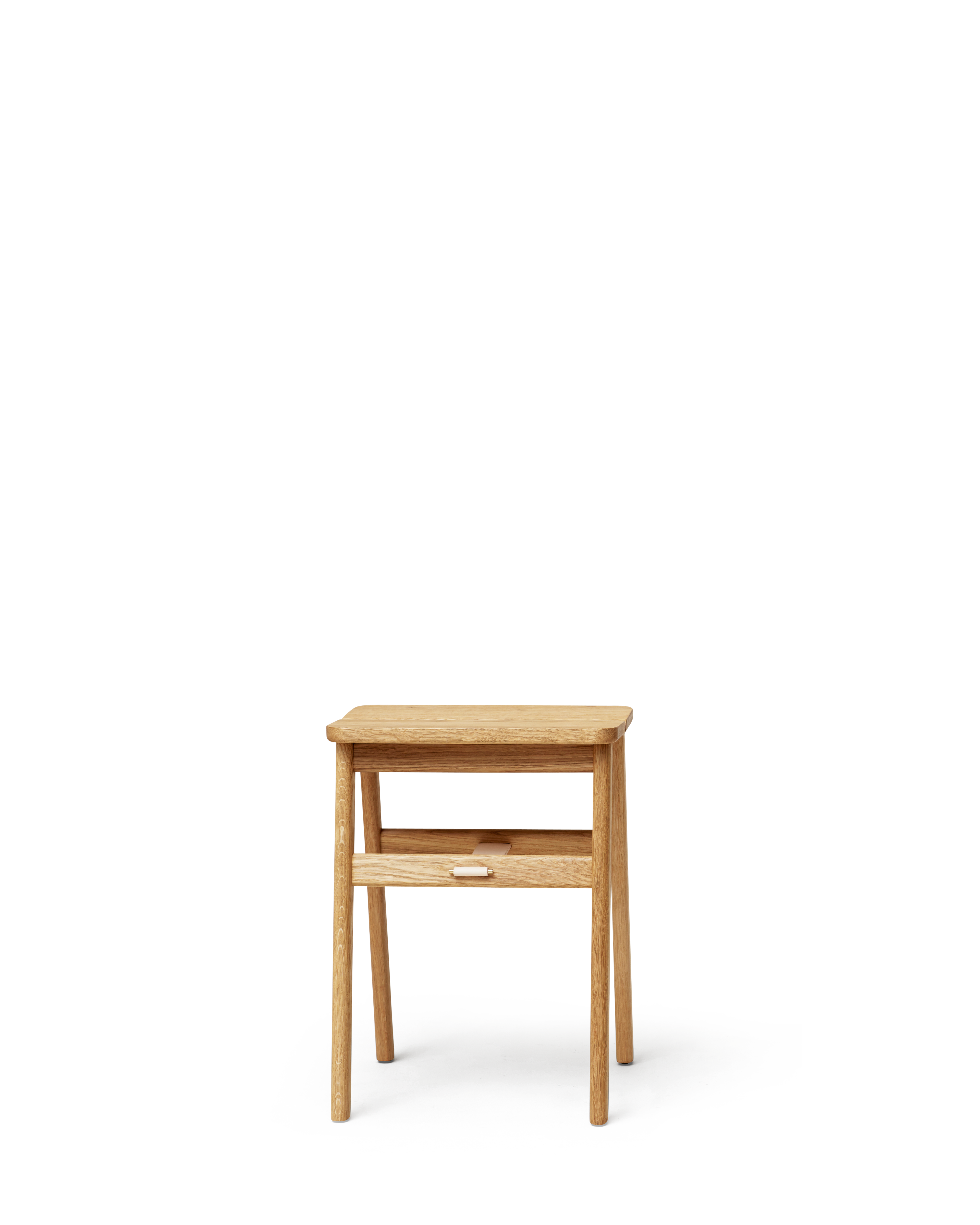 Angle Foldable Stool สตูลพับได้ไม้โอ๊คดีไซน์มินิมอล สามารถแขวนผนังได้ ออกแบบโดย Jonas Herman
