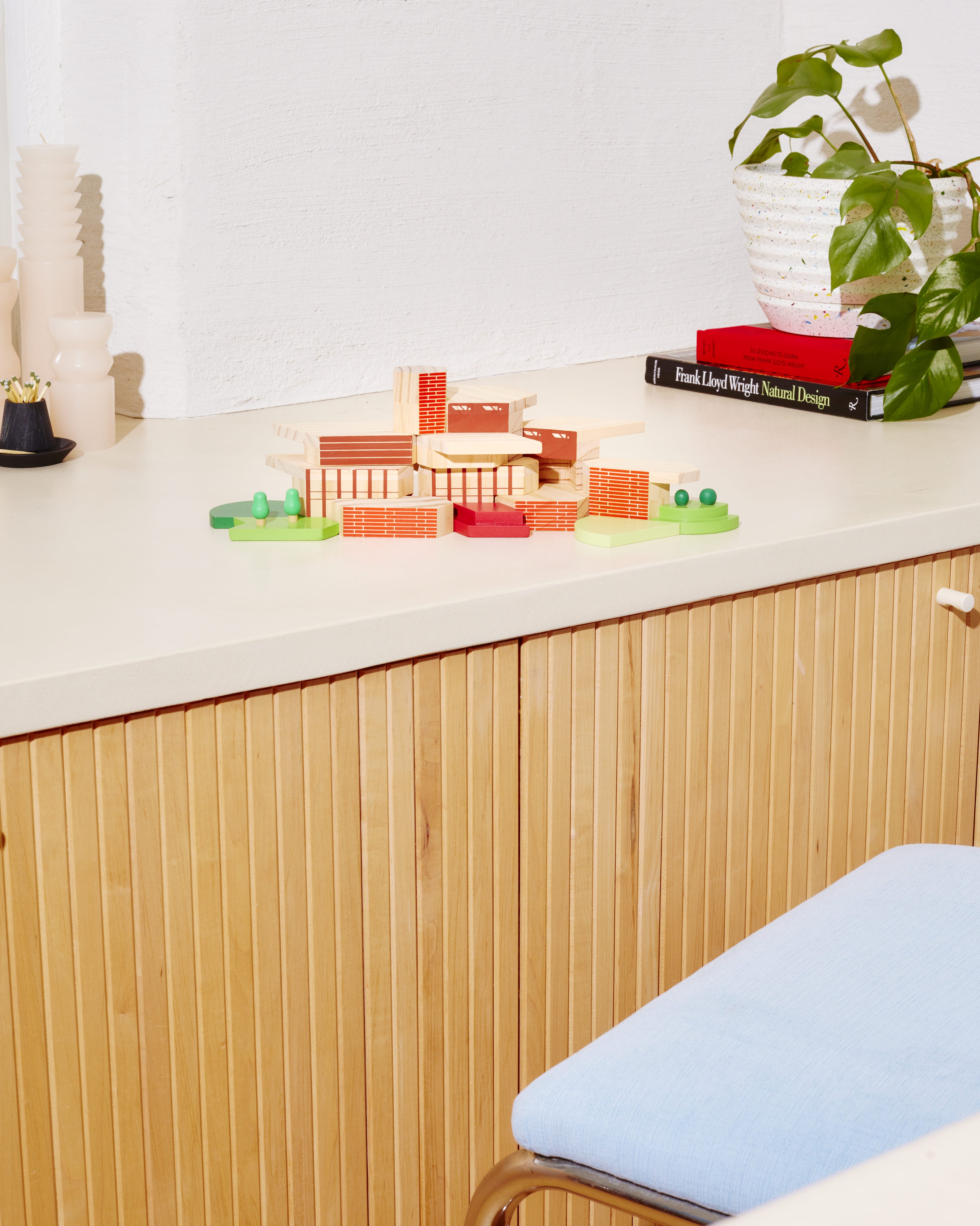 Areaware Blockitecture® Frank Lloyd Wright – Usonian by James Paulius, wooden hexagonal blocks inspired by Usonian architecture. ชุดบล็อกไม้รูปทรงหกเหลี่ยมจาก Areaware แรงบันดาลใจจากสถาปัตยกรรม Usonian ออกแบบโดย James Paulius คัดสรรโดย Old Pine Trees