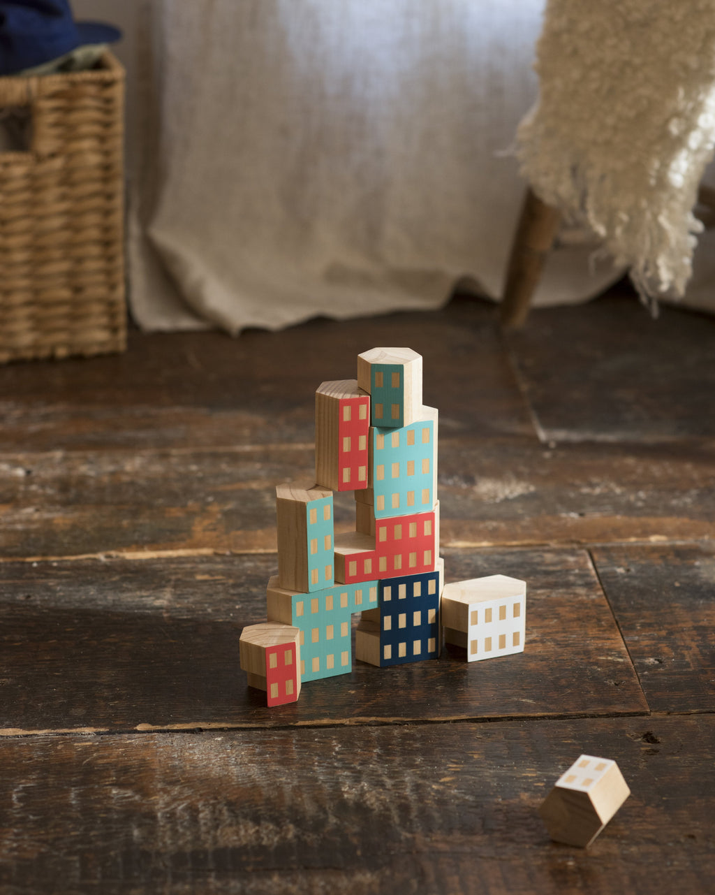 Areaware Blockitecture®: Habitat by James Paulius, inspired by Habitat 67 in Canada — a set of New Zealand pine architectural blocks for building imaginative cities, curated by Old Pine Trees. ชุดบล็อกไม้สนจาก Areaware แรงบันดาลใจจาก Habitat 67 ผลงานของ James Paulius สำหรับต่อเติมเมืองและอาคารตามจินตนาการ คัดสรรโดย Old Pine Trees เพื่อเติมความสร้างสรรค์ให้ทุกมุมของบ้าน.