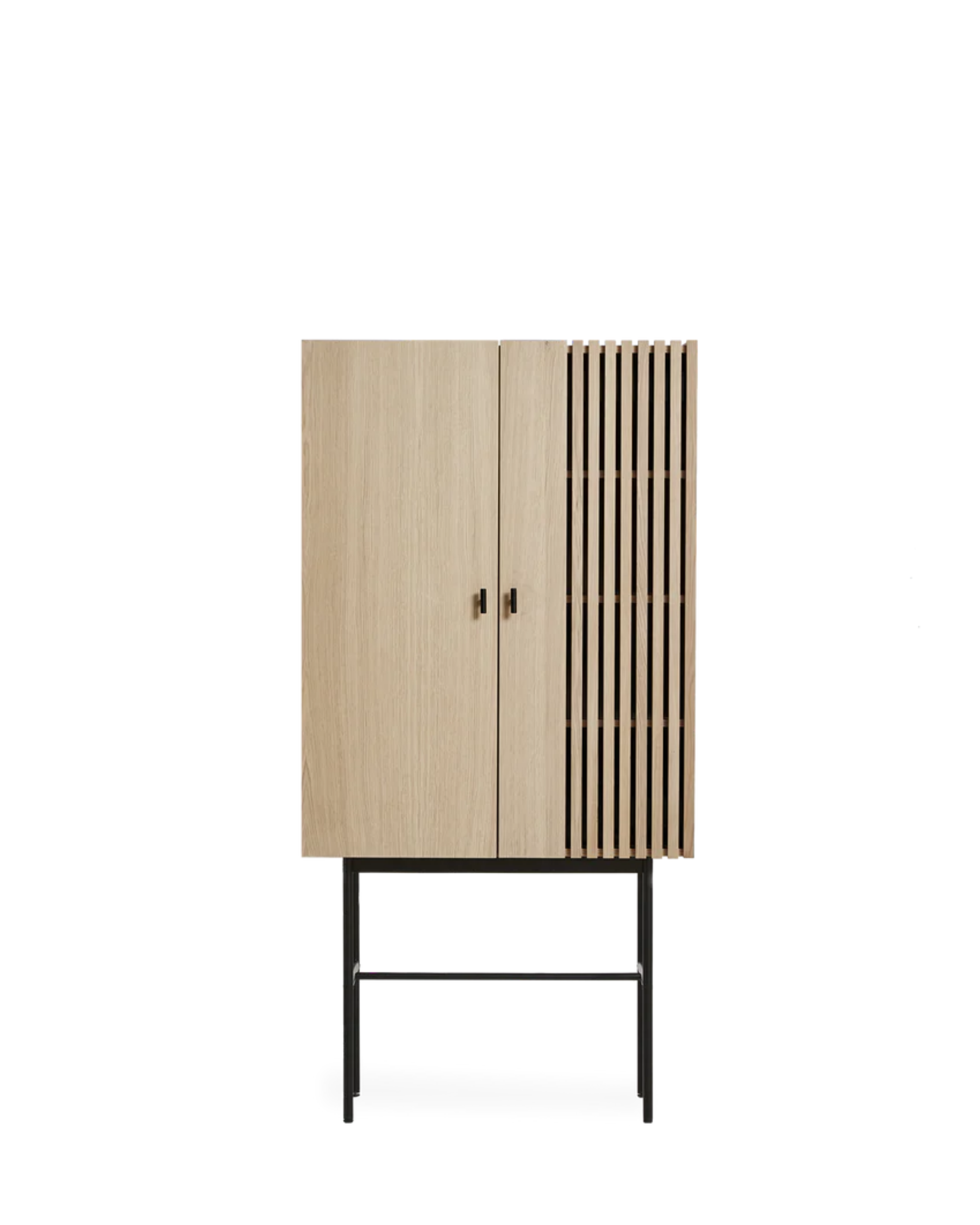 Array Highboard (80 cm) ตู้เก็บของไม้ oak veneer พร้อมขาโลหะสีดำ ออกแบบโดย Says Who