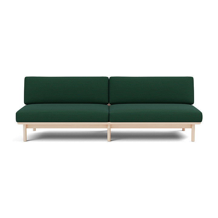 โซฟา Spoke Sofa จาก TAKT แบรนด์เฟอร์นิเจอร์ร่วมสมัยจากเดนมาร์ก ออกแบบโดยสตูดิโอ Anderssen & Voll เพื่อสร้างโซฟาที่ทั้งงดงาม เรียบง่าย และยั่งยืน โครงสร้างไม้โอ๊กแท้ที่ผ่านการรับรอง FSC® ผสมผสานกับเบาะผ้า 100% จาก Kvadrat ทุกส่วนถอดประกอบและซ่อมได้ตามแนวคิด Perpetual Sustainable Design เพื่อยืดอายุการใช้งานและลดของเสีย ดีไซน์แบบสแกนดิเนเวียเผยโครงสร้างอย่างซื่อสัตย์และให้ความรู้สึกอบอุ่น เหมาะกับการใช้งานในทุกพื้นที่ของบ้าน จัดจำหน่ายโดย Old Pine Trees