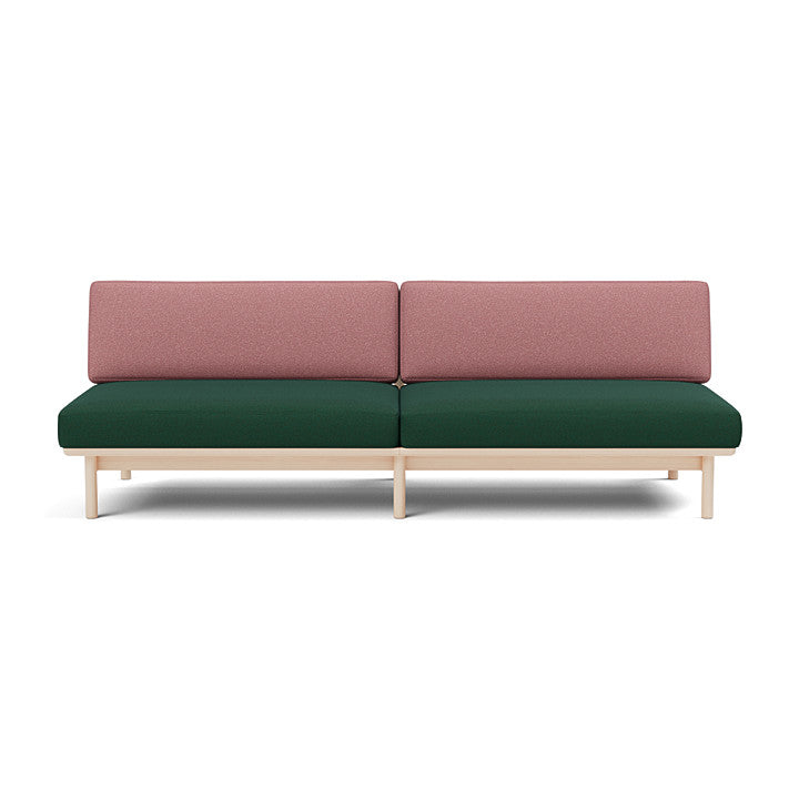 โซฟา Spoke Sofa จาก TAKT แบรนด์เฟอร์นิเจอร์ร่วมสมัยจากเดนมาร์ก ออกแบบโดยสตูดิโอ Anderssen & Voll เพื่อสร้างโซฟาที่ทั้งงดงาม เรียบง่าย และยั่งยืน โครงสร้างไม้โอ๊กแท้ที่ผ่านการรับรอง FSC® ผสมผสานกับเบาะผ้า 100% จาก Kvadrat ทุกส่วนถอดประกอบและซ่อมได้ตามแนวคิด Perpetual Sustainable Design เพื่อยืดอายุการใช้งานและลดของเสีย ดีไซน์แบบสแกนดิเนเวียเผยโครงสร้างอย่างซื่อสัตย์และให้ความรู้สึกอบอุ่น เหมาะกับการใช้งานในทุกพื้นที่ของบ้าน จัดจำหน่ายโดย Old Pine Trees