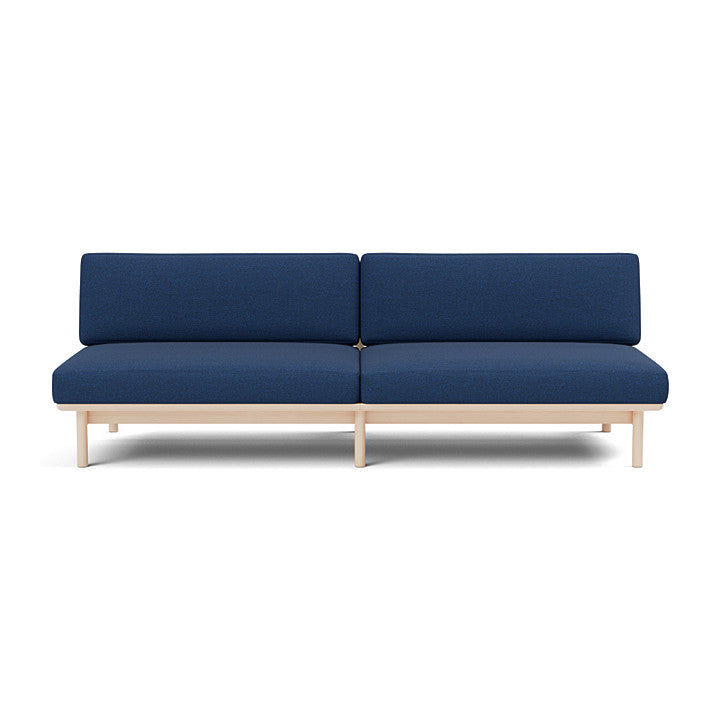 โซฟา Spoke Sofa จาก TAKT แบรนด์เฟอร์นิเจอร์ร่วมสมัยจากเดนมาร์ก ออกแบบโดยสตูดิโอ Anderssen & Voll เพื่อสร้างโซฟาที่ทั้งงดงาม เรียบง่าย และยั่งยืน โครงสร้างไม้โอ๊กแท้ที่ผ่านการรับรอง FSC® ผสมผสานกับเบาะผ้า 100% จาก Kvadrat ทุกส่วนถอดประกอบและซ่อมได้ตามแนวคิด Perpetual Sustainable Design เพื่อยืดอายุการใช้งานและลดของเสีย ดีไซน์แบบสแกนดิเนเวียเผยโครงสร้างอย่างซื่อสัตย์และให้ความรู้สึกอบอุ่น เหมาะกับการใช้งานในทุกพื้นที่ของบ้าน จัดจำหน่ายโดย Old Pine Trees