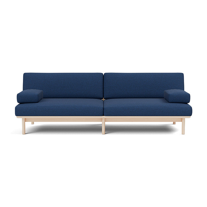 โซฟา Spoke Sofa จาก TAKT แบรนด์เฟอร์นิเจอร์ร่วมสมัยจากเดนมาร์ก ออกแบบโดยสตูดิโอ Anderssen & Voll เพื่อสร้างโซฟาที่ทั้งงดงาม เรียบง่าย และยั่งยืน โครงสร้างไม้โอ๊กแท้ที่ผ่านการรับรอง FSC® ผสมผสานกับเบาะผ้า 100% จาก Kvadrat ทุกส่วนถอดประกอบและซ่อมได้ตามแนวคิด Perpetual Sustainable Design เพื่อยืดอายุการใช้งานและลดของเสีย ดีไซน์แบบสแกนดิเนเวียเผยโครงสร้างอย่างซื่อสัตย์และให้ความรู้สึกอบอุ่น เหมาะกับการใช้งานในทุกพื้นที่ของบ้าน จัดจำหน่ายโดย Old Pine Trees