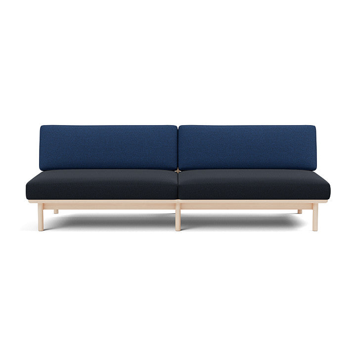 โซฟา Spoke Sofa จาก TAKT แบรนด์เฟอร์นิเจอร์ร่วมสมัยจากเดนมาร์ก ออกแบบโดยสตูดิโอ Anderssen & Voll เพื่อสร้างโซฟาที่ทั้งงดงาม เรียบง่าย และยั่งยืน โครงสร้างไม้โอ๊กแท้ที่ผ่านการรับรอง FSC® ผสมผสานกับเบาะผ้า 100% จาก Kvadrat ทุกส่วนถอดประกอบและซ่อมได้ตามแนวคิด Perpetual Sustainable Design เพื่อยืดอายุการใช้งานและลดของเสีย ดีไซน์แบบสแกนดิเนเวียเผยโครงสร้างอย่างซื่อสัตย์และให้ความรู้สึกอบอุ่น เหมาะกับการใช้งานในทุกพื้นที่ของบ้าน จัดจำหน่ายโดย Old Pine Trees