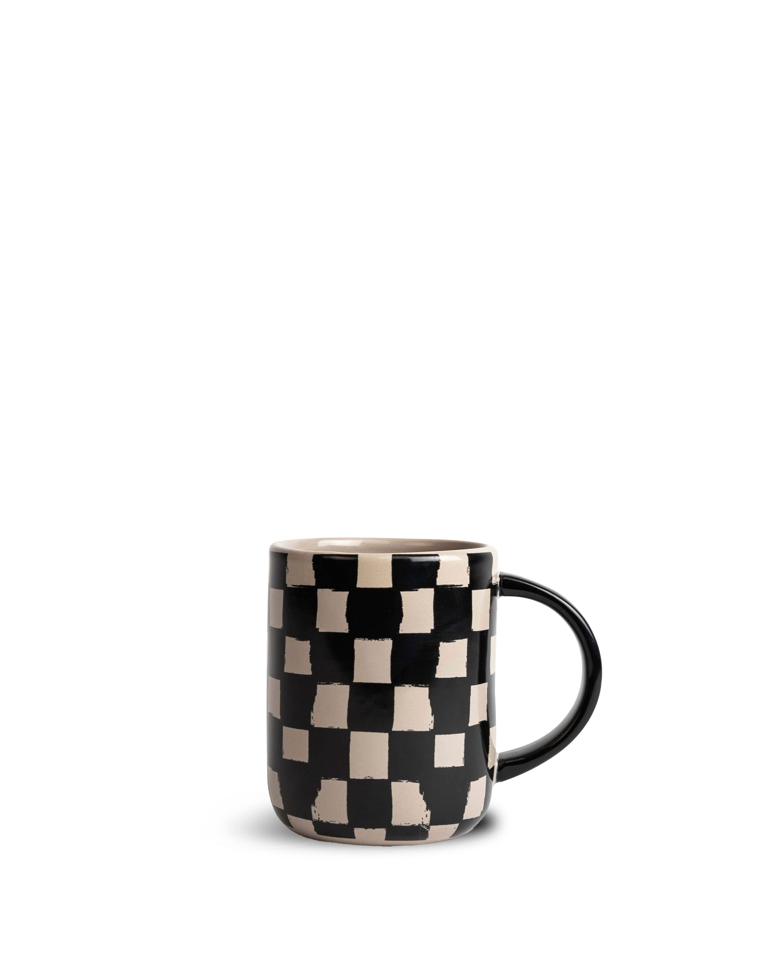 แก้วมัค Byon Liz ลายตารางสีดำเบจ ดีไซน์จากสวีเดน ผลิตจากสโตนแวร์คุณภาพดี ใช้ได้ทั้งเครื่องล้างจานและไมโครเวฟ เหมาะสำหรับคนรักกาแฟและของแต่งบ้านสไตล์สแกนดิเนเวียน