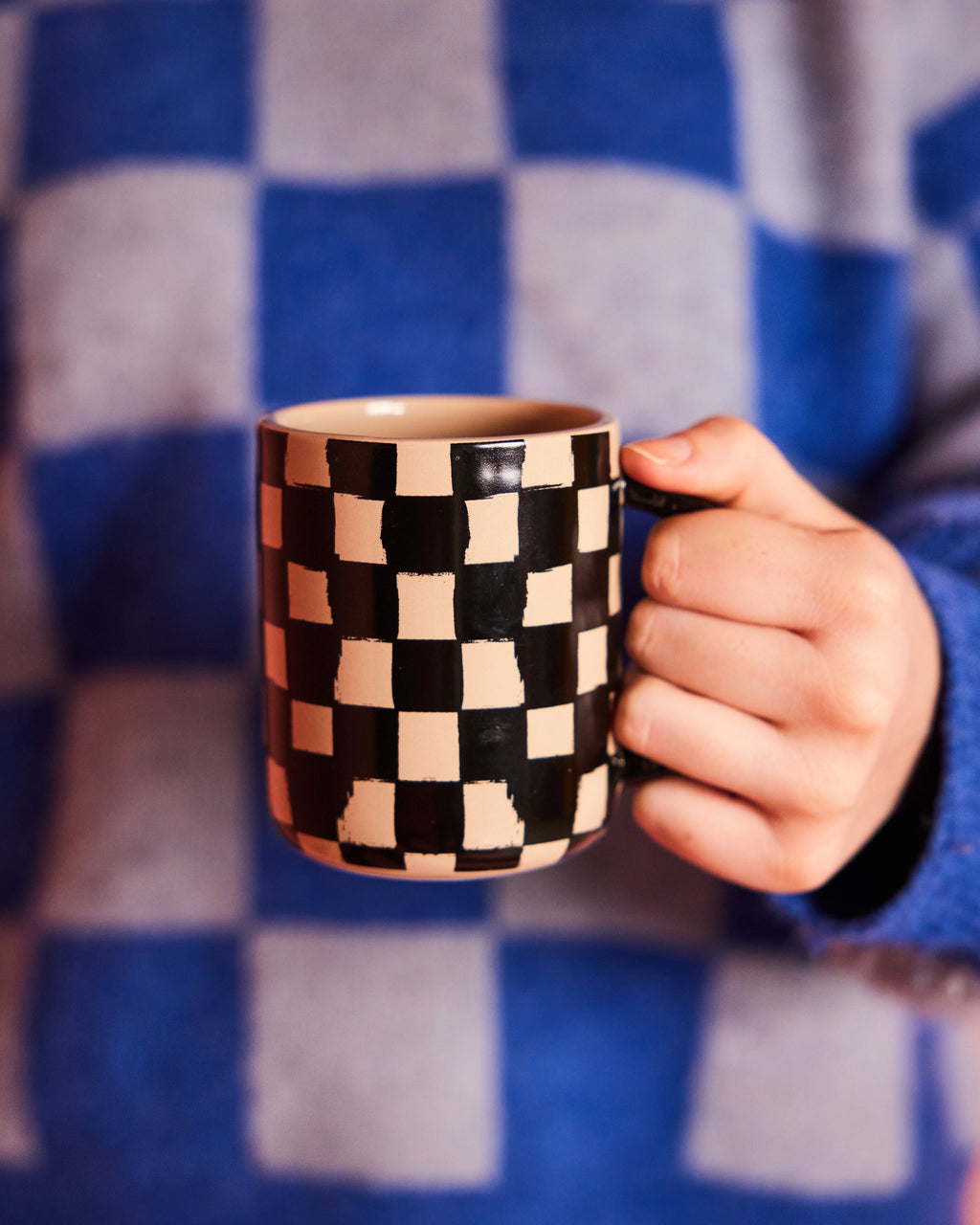 แก้วมัค Byon Liz ลายตารางสีดำเบจ ดีไซน์จากสวีเดน ผลิตจากสโตนแวร์คุณภาพดี ใช้ได้ทั้งเครื่องล้างจานและไมโครเวฟ เหมาะสำหรับคนรักกาแฟและของแต่งบ้านสไตล์สแกนดิเนเวียน