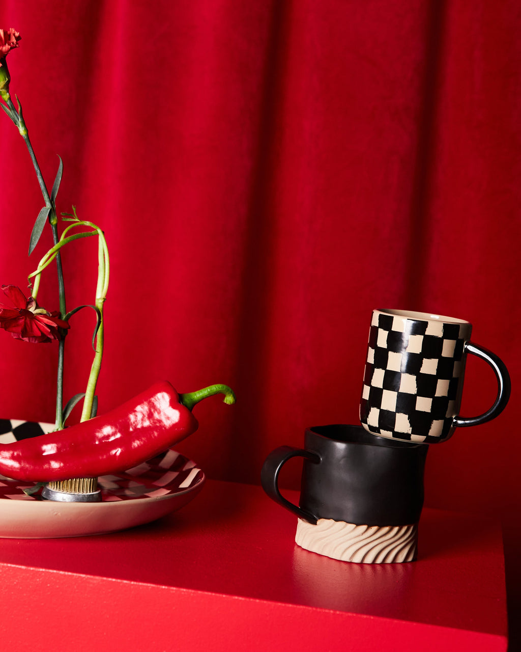 แก้วมัค Byon Liz ลายตารางสีดำเบจ ดีไซน์จากสวีเดน ผลิตจากสโตนแวร์คุณภาพดี ใช้ได้ทั้งเครื่องล้างจานและไมโครเวฟ เหมาะสำหรับคนรักกาแฟและของแต่งบ้านสไตล์สแกนดิเนเวียน