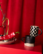 แก้วมัค Byon Liz ลายตารางสีดำเบจ ดีไซน์จากสวีเดน ผลิตจากสโตนแวร์คุณภาพดี ใช้ได้ทั้งเครื่องล้างจานและไมโครเวฟ เหมาะสำหรับคนรักกาแฟและของแต่งบ้านสไตล์สแกนดิเนเวียน