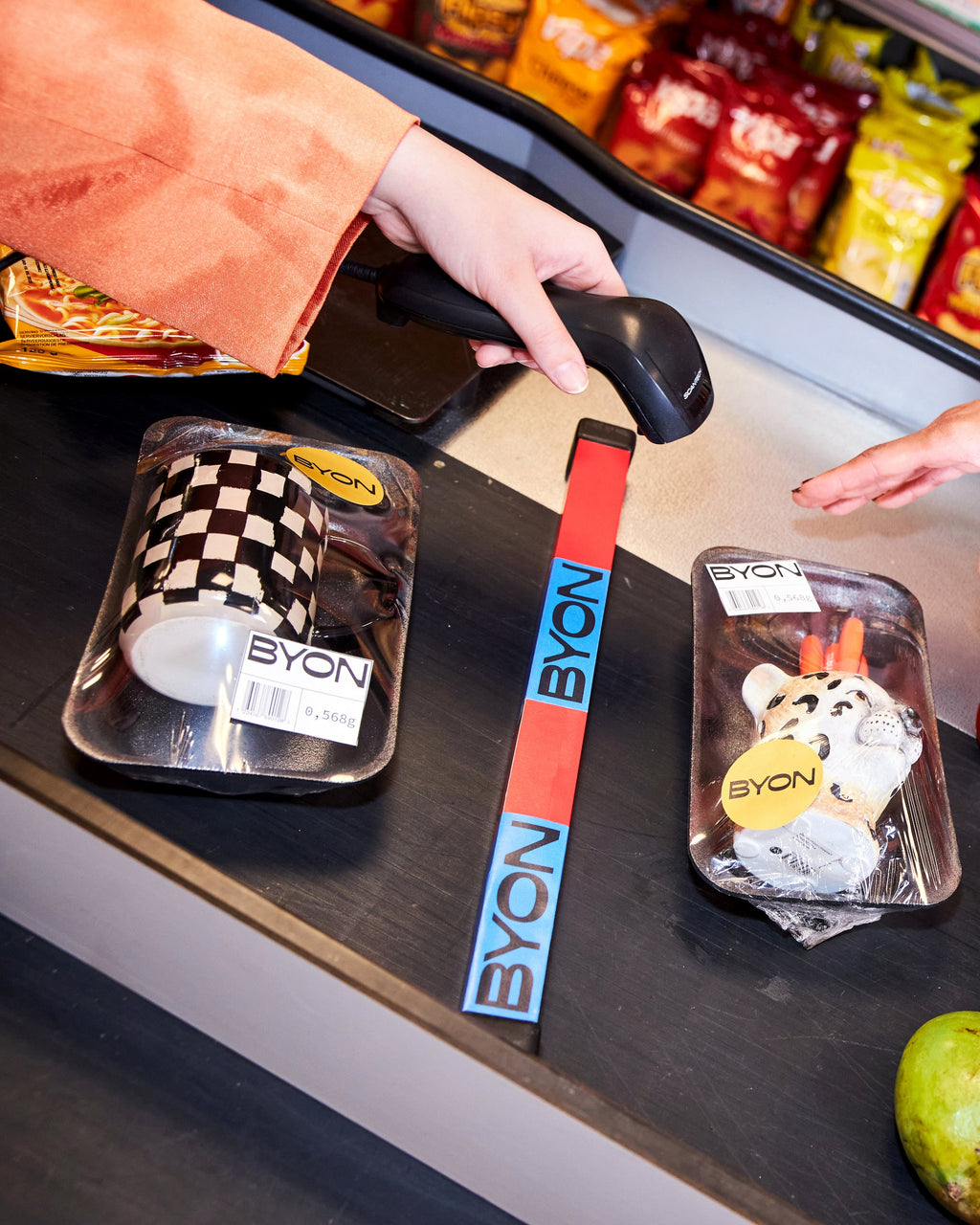 แก้วมัค Byon Liz ลายตารางสีดำเบจ ดีไซน์จากสวีเดน ผลิตจากสโตนแวร์คุณภาพดี ใช้ได้ทั้งเครื่องล้างจานและไมโครเวฟ เหมาะสำหรับคนรักกาแฟและของแต่งบ้านสไตล์สแกนดิเนเวียน