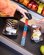 แก้วมัค Byon Liz ลายตารางสีดำเบจ ดีไซน์จากสวีเดน ผลิตจากสโตนแวร์คุณภาพดี ใช้ได้ทั้งเครื่องล้างจานและไมโครเวฟ เหมาะสำหรับคนรักกาแฟและของแต่งบ้านสไตล์สแกนดิเนเวียน