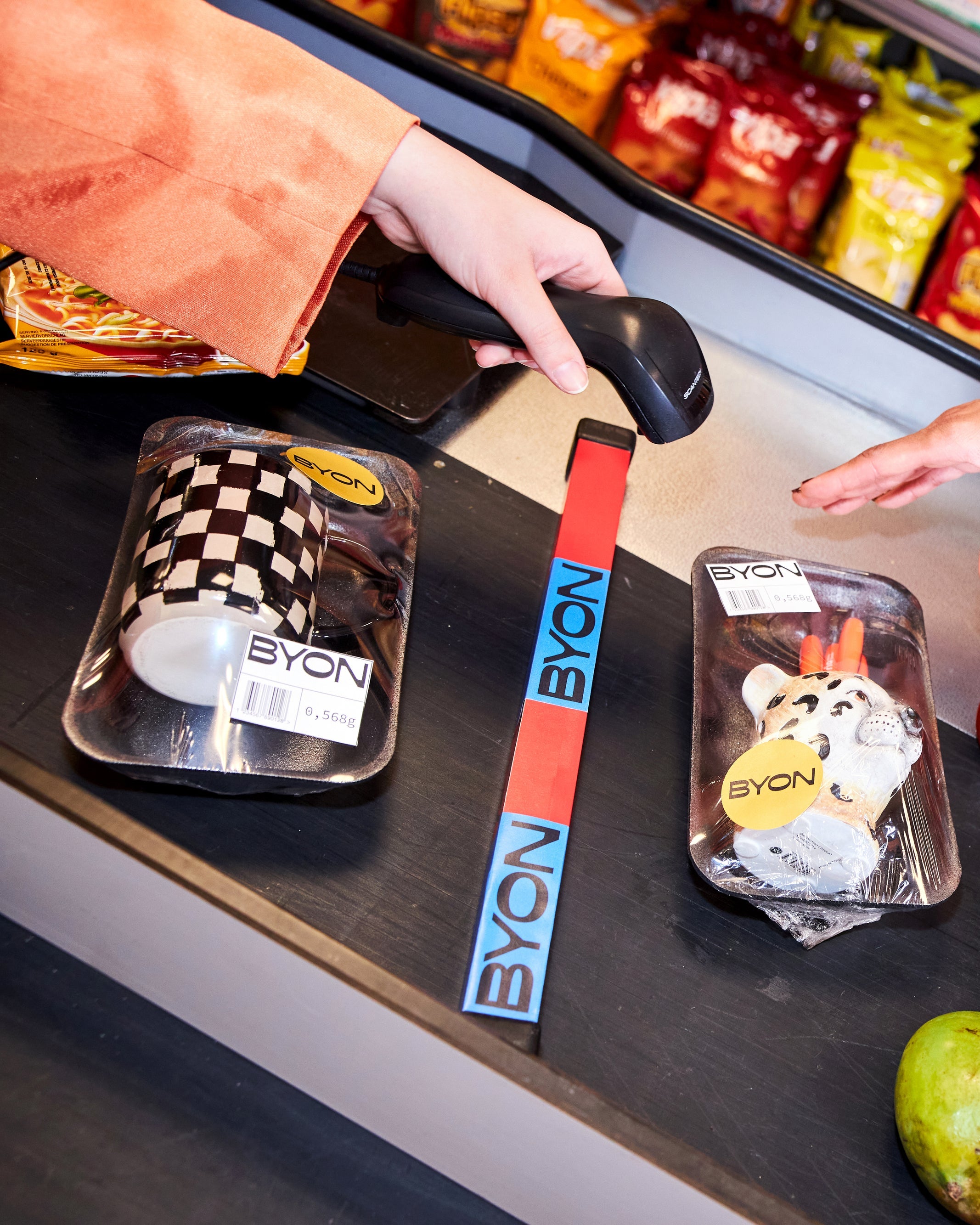 แก้วมัค Byon Liz ลายตารางสีดำเบจ ดีไซน์จากสวีเดน ผลิตจากสโตนแวร์คุณภาพดี ใช้ได้ทั้งเครื่องล้างจานและไมโครเวฟ เหมาะสำหรับคนรักกาแฟและของแต่งบ้านสไตล์สแกนดิเนเวียน