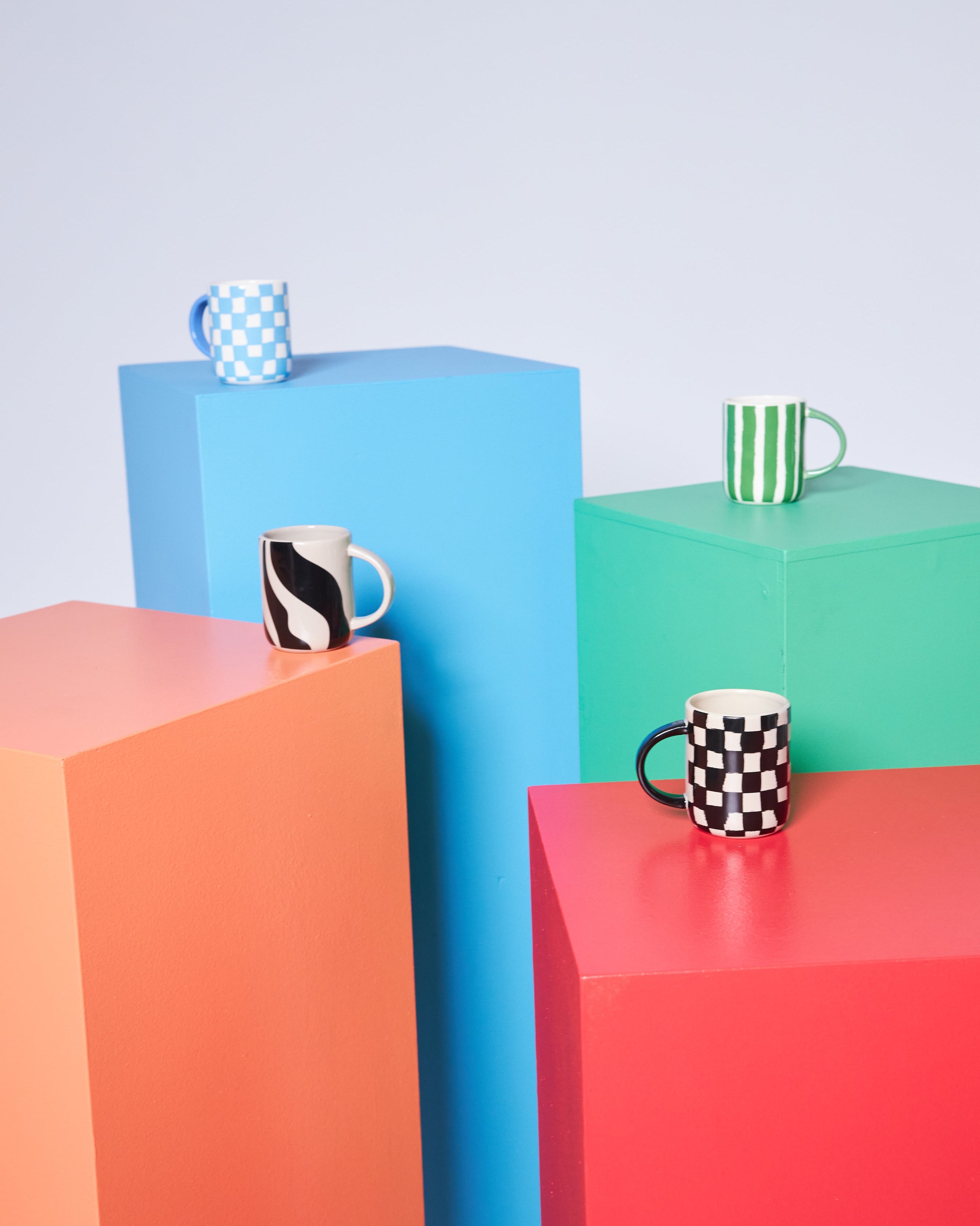 แก้วมัค Byon Liz ลายตารางสีดำเบจ ดีไซน์จากสวีเดน ผลิตจากสโตนแวร์คุณภาพดี ใช้ได้ทั้งเครื่องล้างจานและไมโครเวฟ เหมาะสำหรับคนรักกาแฟและของแต่งบ้านสไตล์สแกนดิเนเวียน