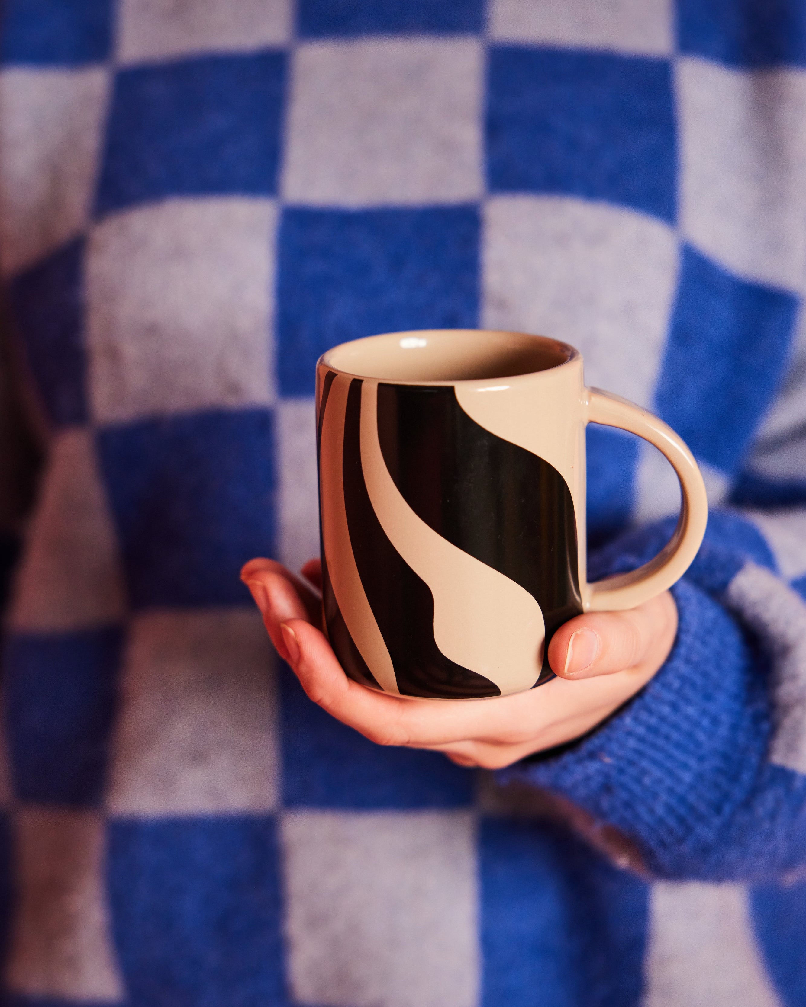 แก้วมัค Byon Liz ลายม้าลายสีดำเบจ ดีไซน์จากสวีเดน ผลิตจากสโตนแวร์คุณภาพสูง ลายคลื่นสุดเท่ ใช้กับเครื่องล้างจานและไมโครเวฟได้ เหมาะกับทุกมุมกาแฟและบ้านสไตล์สแกนดิเนเวียน