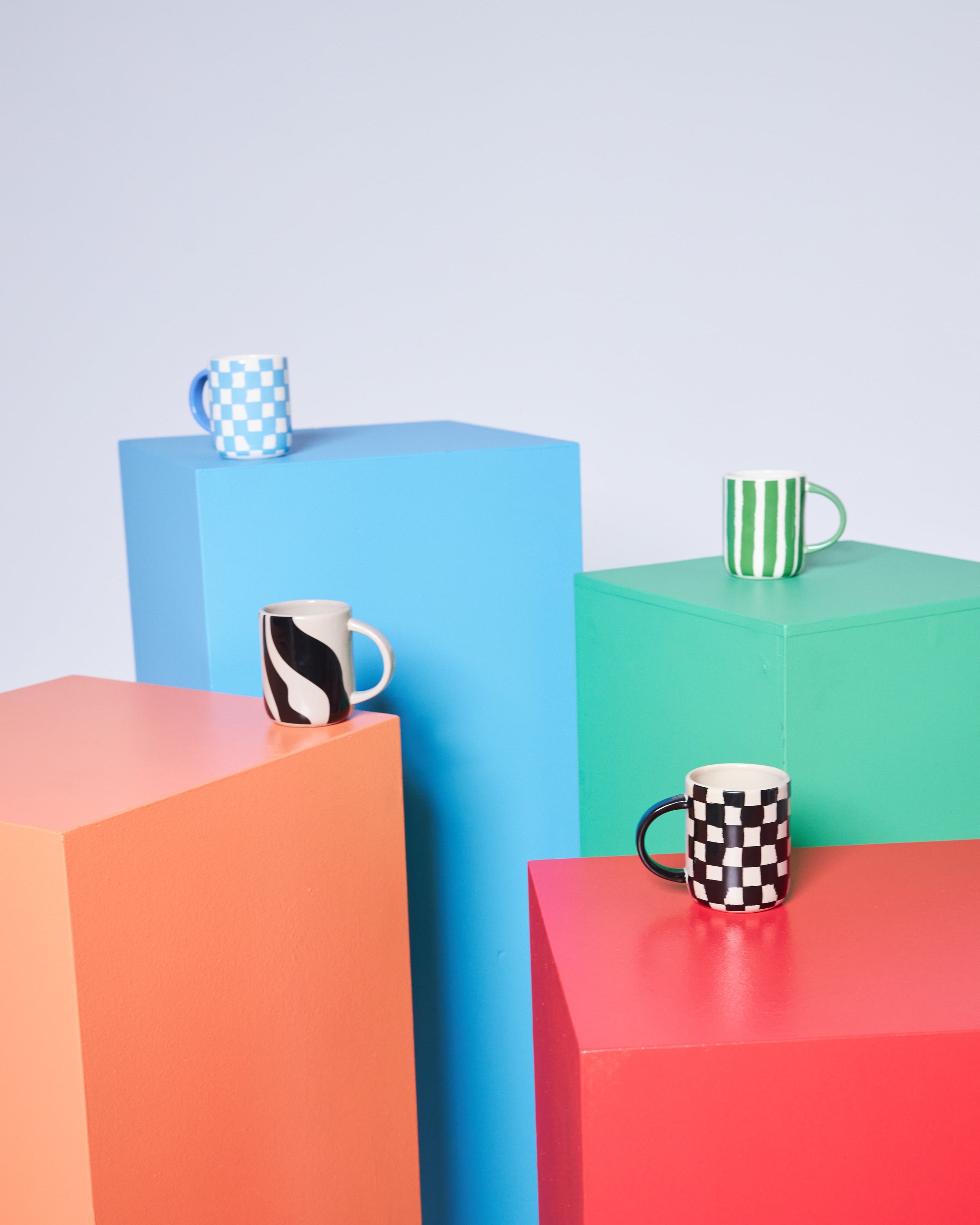 แก้วมัค Byon Liz ลายม้าลายสีดำเบจ ดีไซน์จากสวีเดน ผลิตจากสโตนแวร์คุณภาพสูง ลายคลื่นสุดเท่ ใช้กับเครื่องล้างจานและไมโครเวฟได้ เหมาะกับทุกมุมกาแฟและบ้านสไตล์สแกนดิเนเวียน