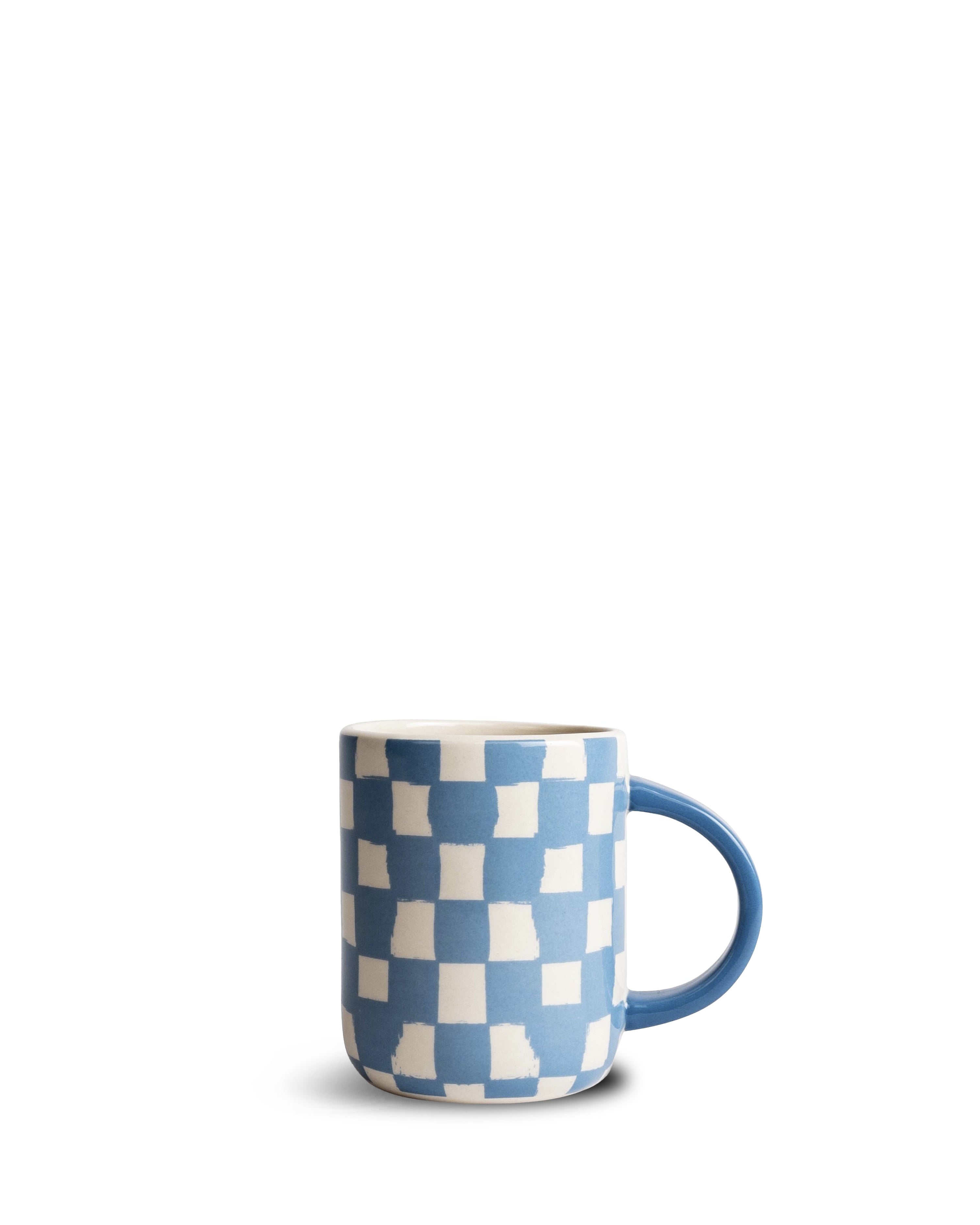 แก้วมัค Byon Liz ลายตารางสีฟ้าขาว ดีไซน์จากสวีเดน ผลิตจากสโตนแวร์คุณภาพดี ลาย “messy square” สุดขี้เล่น ใช้ได้กับเครื่องล้างจานและไมโครเวฟ เหมาะกับบ้านสไตล์สแกนดิเนเวียน