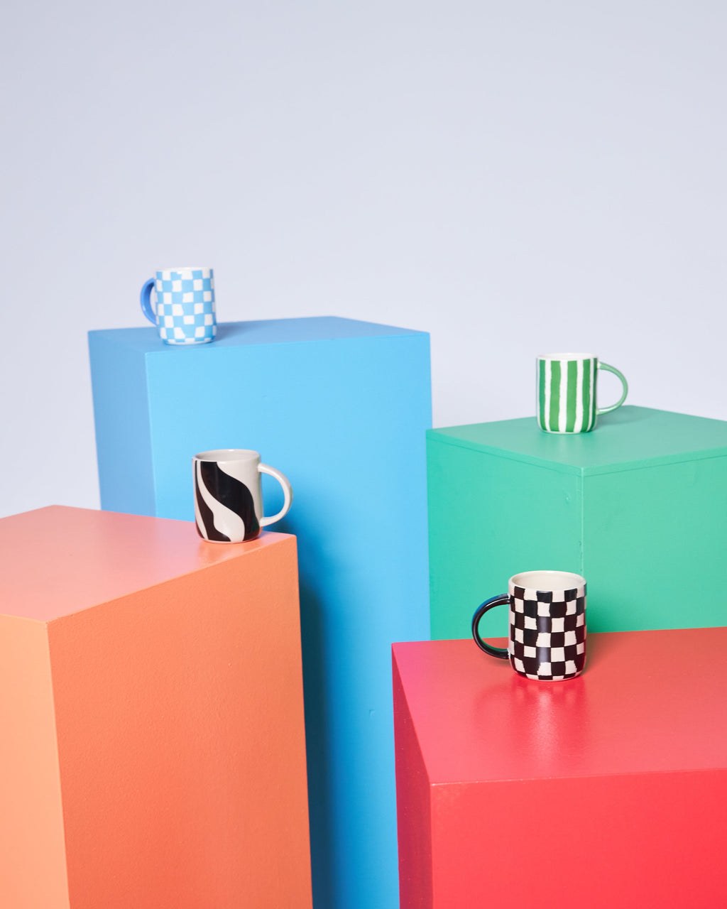 แก้วมัค Byon Liz ลายตารางสีฟ้าขาว ดีไซน์จากสวีเดน ผลิตจากสโตนแวร์คุณภาพดี ลาย “messy square” สุดขี้เล่น ใช้ได้กับเครื่องล้างจานและไมโครเวฟ เหมาะกับบ้านสไตล์สแกนดิเนเวียน