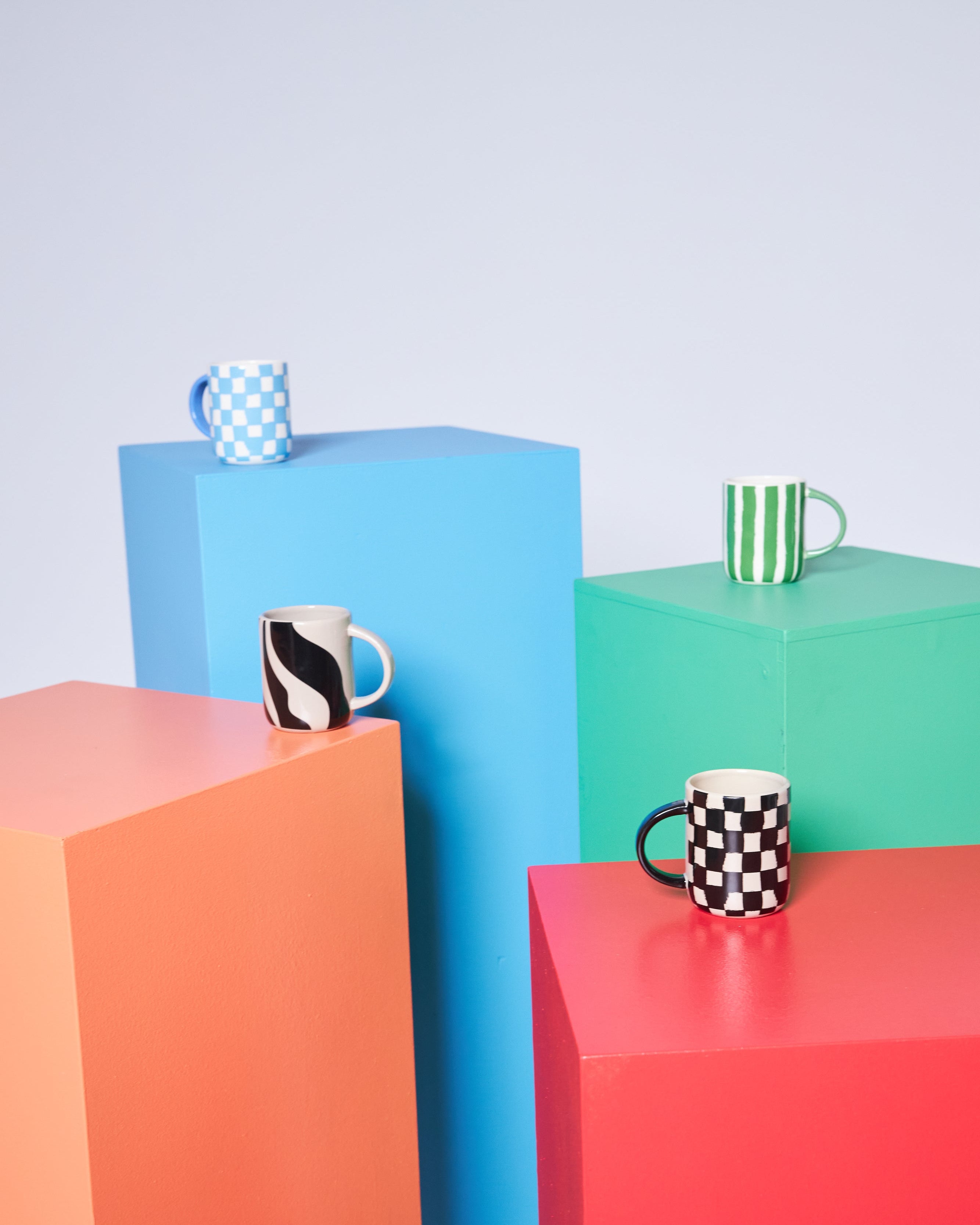 แก้วมัค Byon Liz ลายตารางสีฟ้าขาว ดีไซน์จากสวีเดน ผลิตจากสโตนแวร์คุณภาพดี ลาย “messy square” สุดขี้เล่น ใช้ได้กับเครื่องล้างจานและไมโครเวฟ เหมาะกับบ้านสไตล์สแกนดิเนเวียน