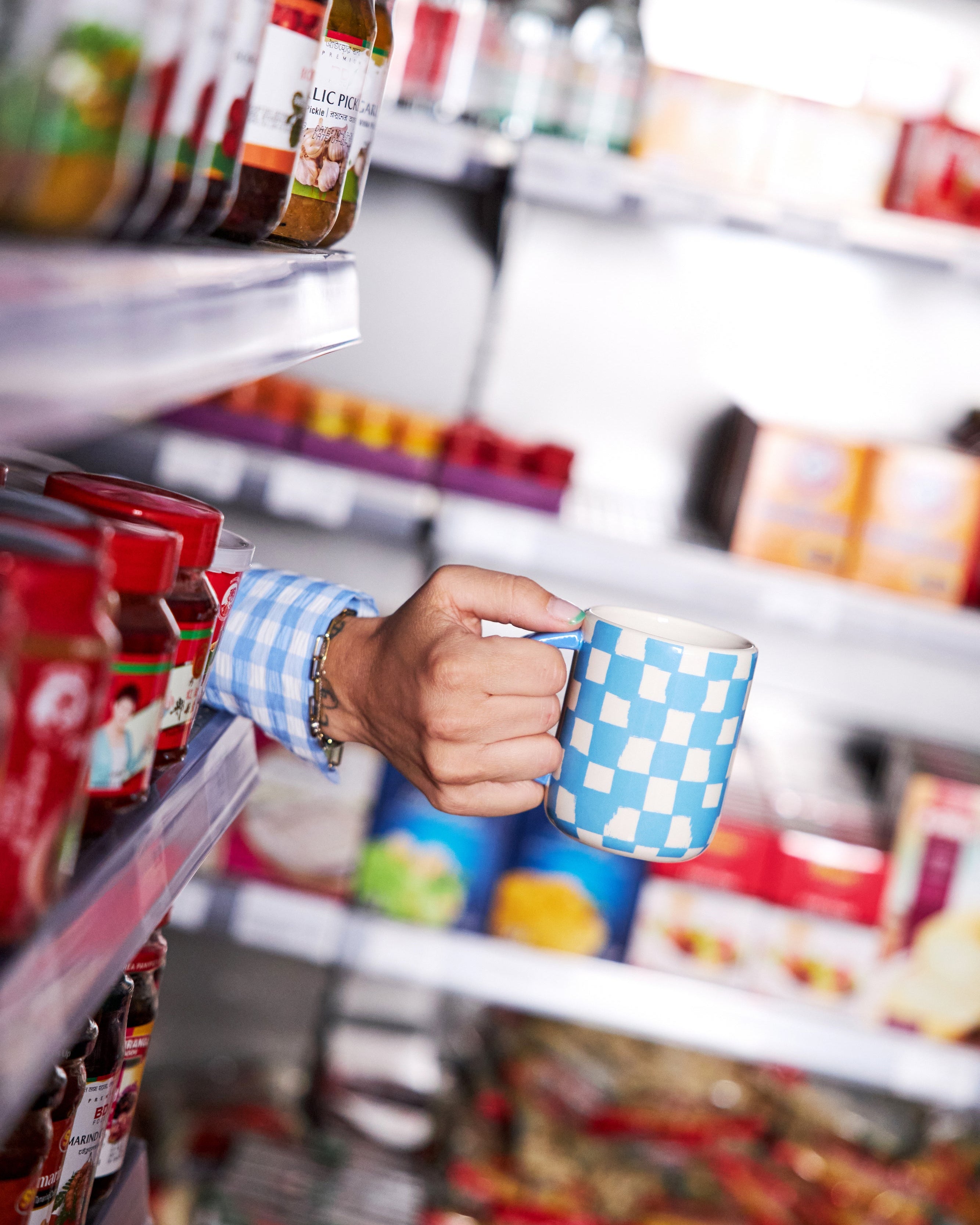 แก้วมัค Byon Liz ลายตารางสีฟ้าขาว ดีไซน์จากสวีเดน ผลิตจากสโตนแวร์คุณภาพดี ลาย “messy square” สุดขี้เล่น ใช้ได้กับเครื่องล้างจานและไมโครเวฟ เหมาะกับบ้านสไตล์สแกนดิเนเวียน