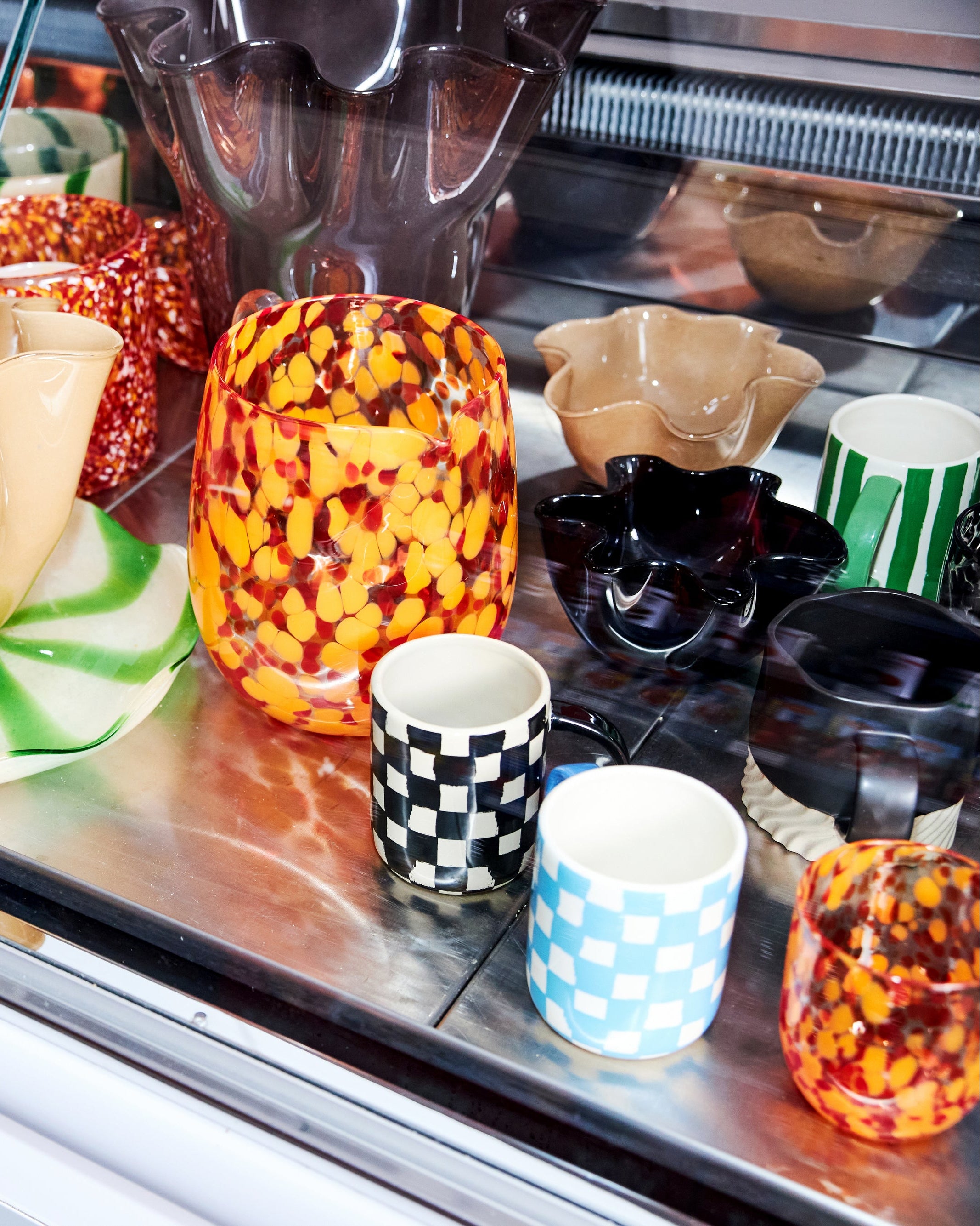 แก้วมัค Byon Liz ลายตารางสีฟ้าขาว ดีไซน์จากสวีเดน ผลิตจากสโตนแวร์คุณภาพดี ลาย “messy square” สุดขี้เล่น ใช้ได้กับเครื่องล้างจานและไมโครเวฟ เหมาะกับบ้านสไตล์สแกนดิเนเวียน