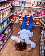 แก้วมัค Byon Liz ลายตารางสีฟ้าขาว ดีไซน์จากสวีเดน ผลิตจากสโตนแวร์คุณภาพดี ลาย “messy square” สุดขี้เล่น ใช้ได้กับเครื่องล้างจานและไมโครเวฟ เหมาะกับบ้านสไตล์สแกนดิเนเวียน