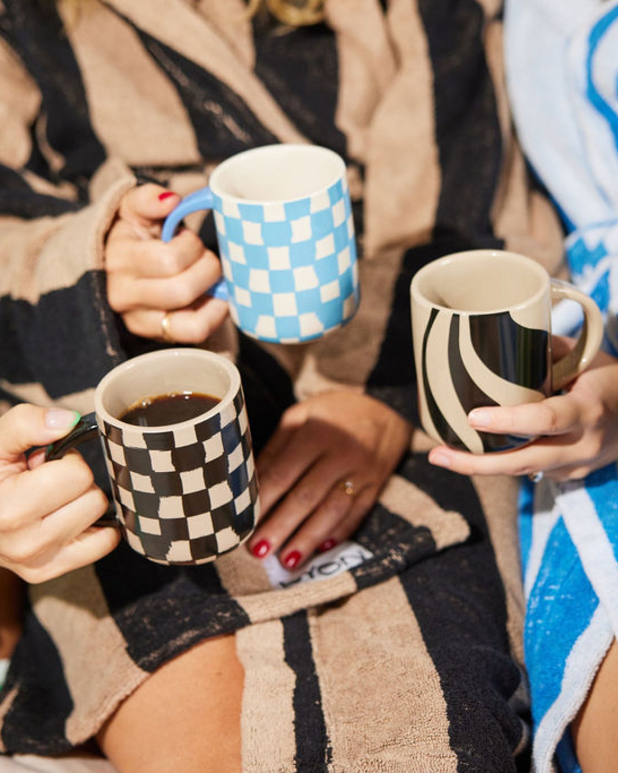 แก้วมัค Byon Liz ลายตารางสีฟ้าขาว ดีไซน์จากสวีเดน ผลิตจากสโตนแวร์คุณภาพดี ลาย “messy square” สุดขี้เล่น ใช้ได้กับเครื่องล้างจานและไมโครเวฟ เหมาะกับบ้านสไตล์สแกนดิเนเวียน