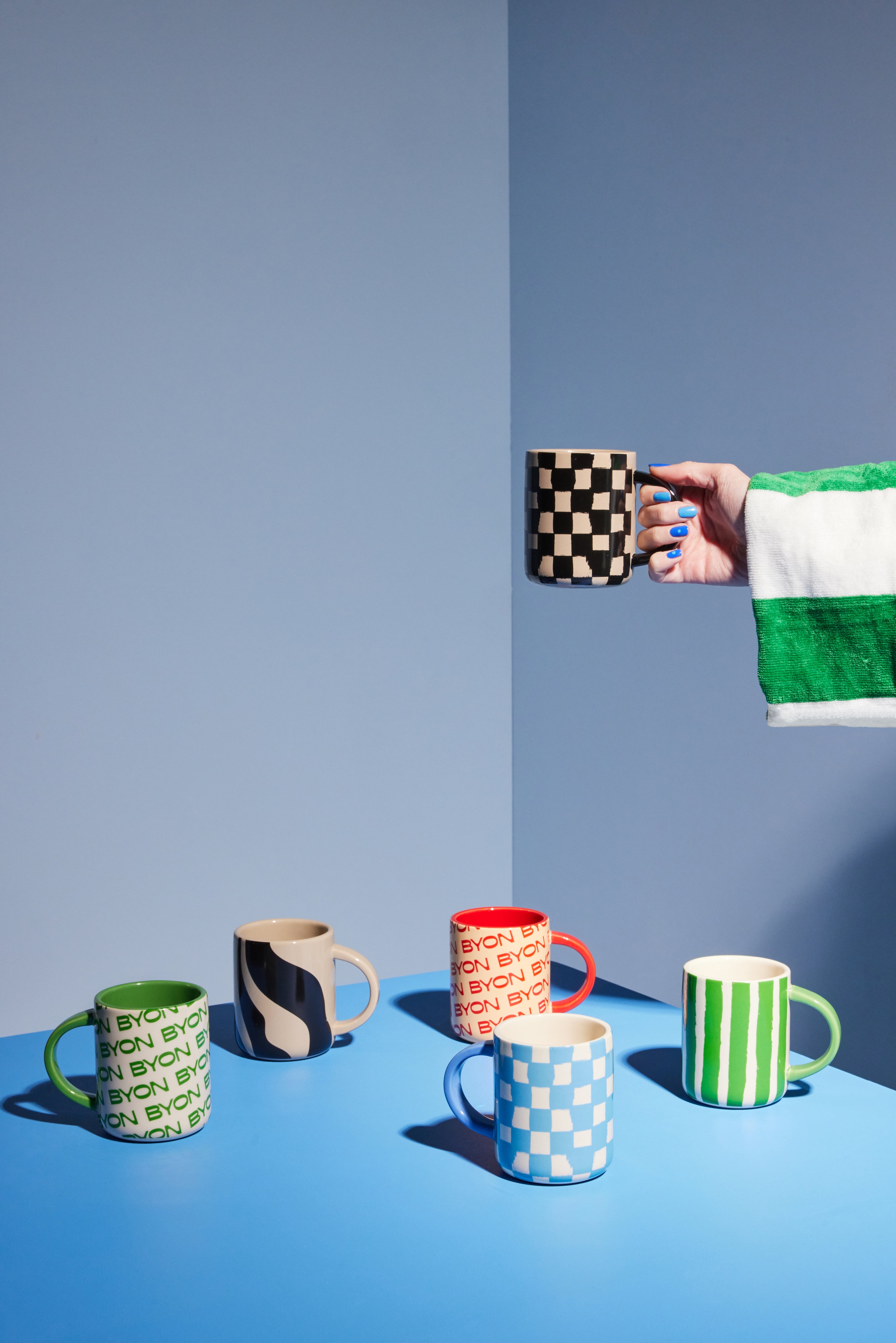 แก้วมัค Byon Liz ลายตารางสีฟ้าขาว ดีไซน์จากสวีเดน ผลิตจากสโตนแวร์คุณภาพดี ลาย “messy square” สุดขี้เล่น ใช้ได้กับเครื่องล้างจานและไมโครเวฟ เหมาะกับบ้านสไตล์สแกนดิเนเวียน