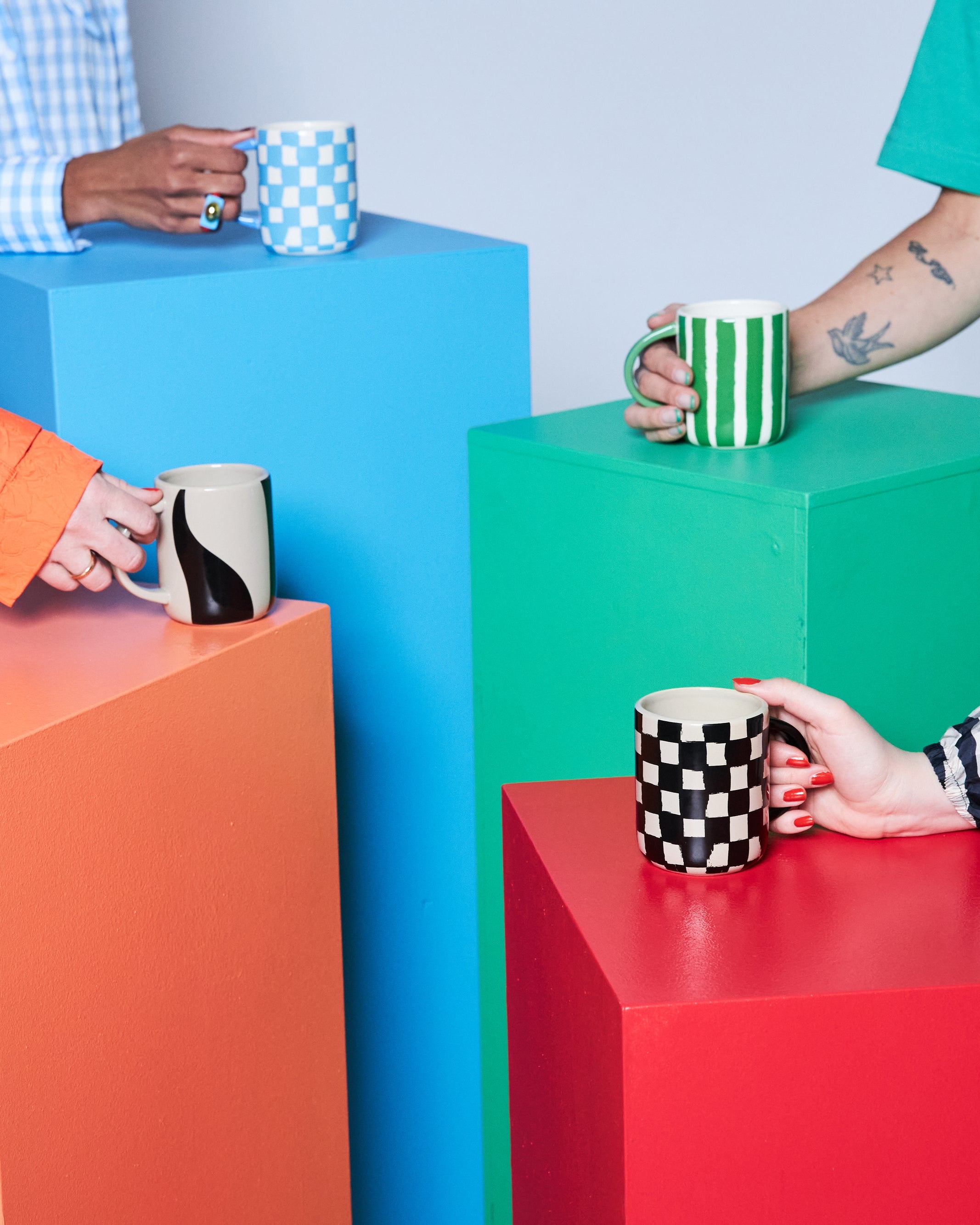 แก้วมัค Byon Liz ลายตารางสีฟ้าขาว ดีไซน์จากสวีเดน ผลิตจากสโตนแวร์คุณภาพดี ลาย “messy square” สุดขี้เล่น ใช้ได้กับเครื่องล้างจานและไมโครเวฟ เหมาะกับบ้านสไตล์สแกนดิเนเวียน