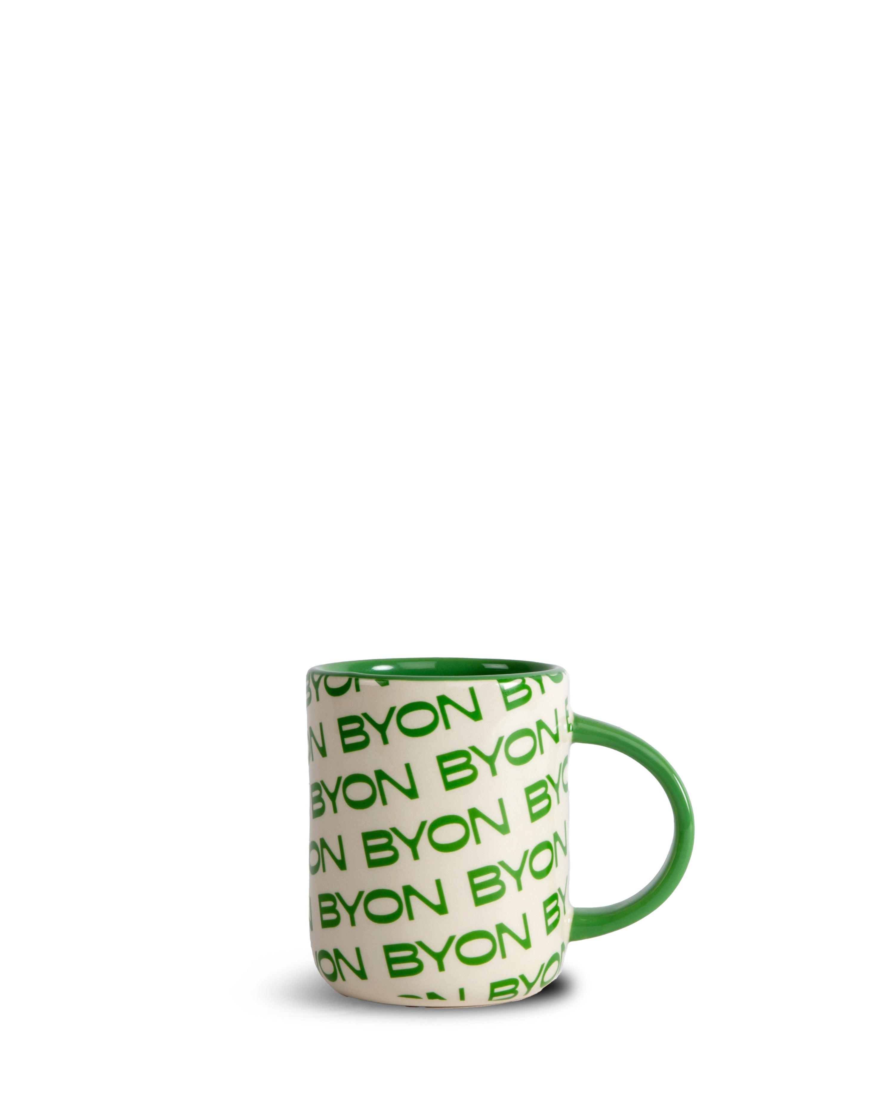 แก้วมัค Byon Liz ลายโลโก้สีขาวเขียว ดีไซน์จากสวีเดน ผลิตจากสโตนแวร์คุณภาพสูง ลายโลโก้ซิกเนเจอร์ของ Byon สดชื่นและขี้เล่น ใช้ได้กับเครื่องล้างจานและไมโครเวฟ เหมาะสำหรับบ้านสไตล์สแกนดิเนเวียน