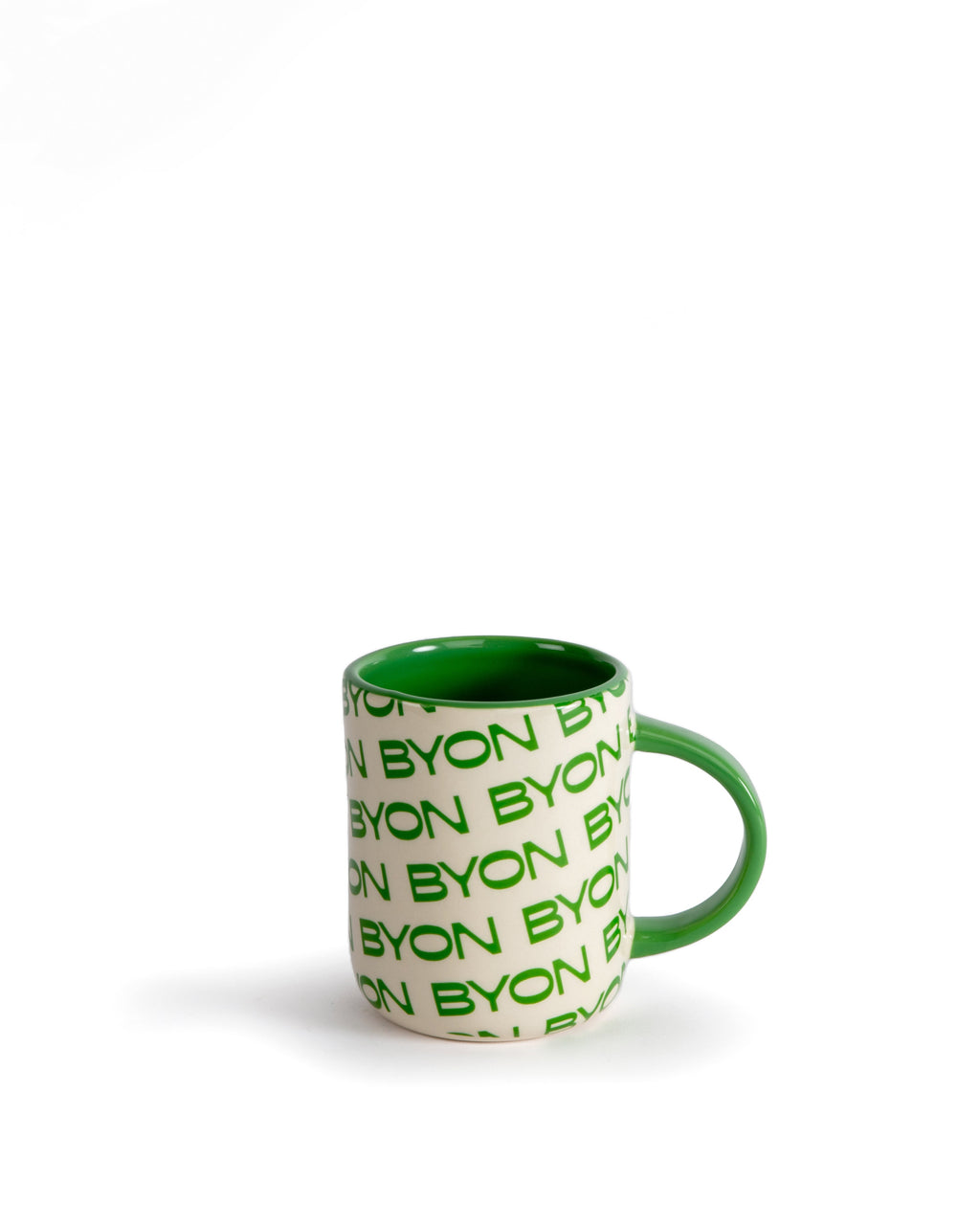 แก้วมัค Byon Liz ลายโลโก้สีขาวเขียว ดีไซน์จากสวีเดน ผลิตจากสโตนแวร์คุณภาพสูง ลายโลโก้ซิกเนเจอร์ของ Byon สดชื่นและขี้เล่น ใช้ได้กับเครื่องล้างจานและไมโครเวฟ เหมาะสำหรับบ้านสไตล์สแกนดิเนเวียน