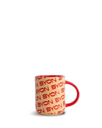 แก้วมัค Byon Liz ลายโลโก้สีแดงแอปริคอต ดีไซน์จากสวีเดน ผลิตจากสโตนแวร์คุณภาพดี ลายโลโก้ซิกเนเจอร์ของ Byon สดใส ขี้เล่น ใช้ได้กับเครื่องล้างจานและไมโครเวฟ เหมาะสำหรับบ้านสไตล์สแกนดิเนเวียน