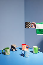 แก้วมัค Byon Liz ลายโลโก้สีแดงแอปริคอต ดีไซน์จากสวีเดน ผลิตจากสโตนแวร์คุณภาพดี ลายโลโก้ซิกเนเจอร์ของ Byon สดใส ขี้เล่น ใช้ได้กับเครื่องล้างจานและไมโครเวฟ เหมาะสำหรับบ้านสไตล์สแกนดิเนเวียน