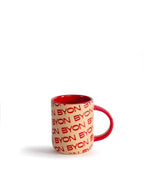 แก้วมัค Byon Liz ลายโลโก้สีแดงแอปริคอต ดีไซน์จากสวีเดน ผลิตจากสโตนแวร์คุณภาพดี ลายโลโก้ซิกเนเจอร์ของ Byon สดใส ขี้เล่น ใช้ได้กับเครื่องล้างจานและไมโครเวฟ เหมาะสำหรับบ้านสไตล์สแกนดิเนเวียน