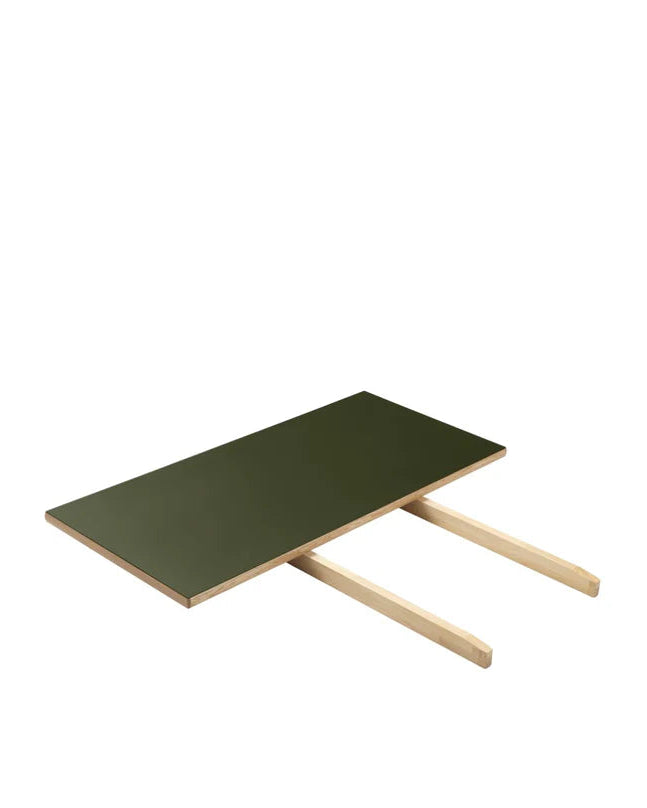 FDB Møbler C35 Dining Table Series โต๊ะไม้โอ๊กดีไซน์ปี 1957 โดย Poul M. Volther พร้อมตัวเลือกท็อปไม้โอ๊กและลิเนเลียม หลายขนาดและแผ่นต่อโต๊ะ (extension leaves)