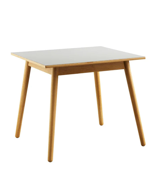 FDB Møbler C35 Dining Table Series โต๊ะไม้โอ๊กดีไซน์ปี 1957 โดย Poul M. Volther พร้อมตัวเลือกท็อปไม้โอ๊กและลิเนเลียม หลายขนาดและแผ่นต่อโต๊ะ (extension leaves)