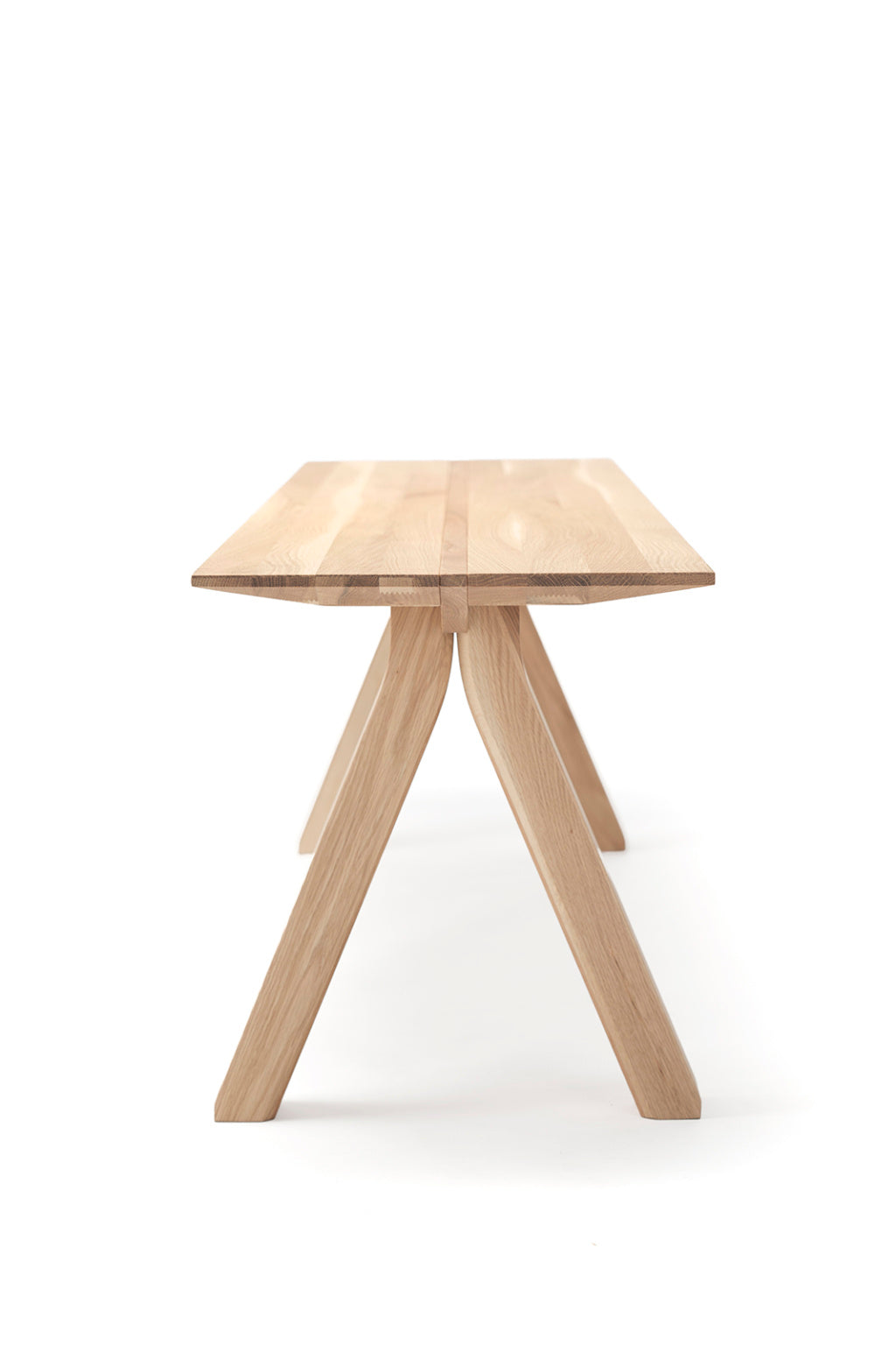 Karimoku New Standard Spectrum Bench 180 ม้านั่งไม้โอ๊คดีไซน์มินิมอลสำหรับโต๊ะ Spectrum ออกแบบโดย Geckeler Michels