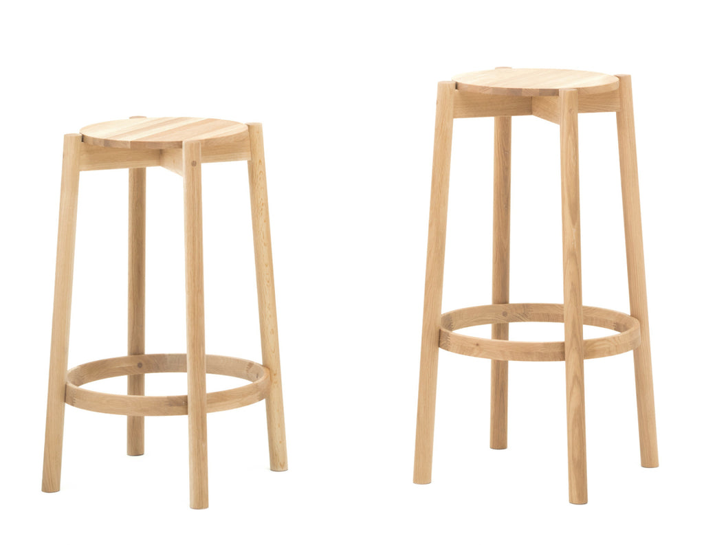 Karimoku New Standard Castor Bar Stool High สตูลบาร์ไม้โอ๊คญี่ปุ่นดีไซน์เรียบ พร้อมที่พักเท้าเสริมเหล็ก เหมาะสำหรับเคาน์เตอร์บาร์ คาเฟ่ และพื้นที่รับรอง