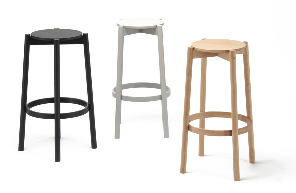 Karimoku New Standard Castor Bar Stool High สตูลบาร์ไม้โอ๊คญี่ปุ่นดีไซน์เรียบ พร้อมที่พักเท้าเสริมเหล็ก เหมาะสำหรับเคาน์เตอร์บาร์ คาเฟ่ และพื้นที่รับรอง