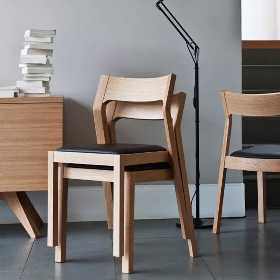 Case Furniture Profile Chair เก้าอี้ไม้เนื้อแข็งพร้อมเบาะหนังแท้ ดีไซน์เพรียว นั่งสบาย มีให้เลือกโครงโอ๊ค วอลนัต หรือสีดำ พร้อมเบาะหนัง Black หรือ Cream