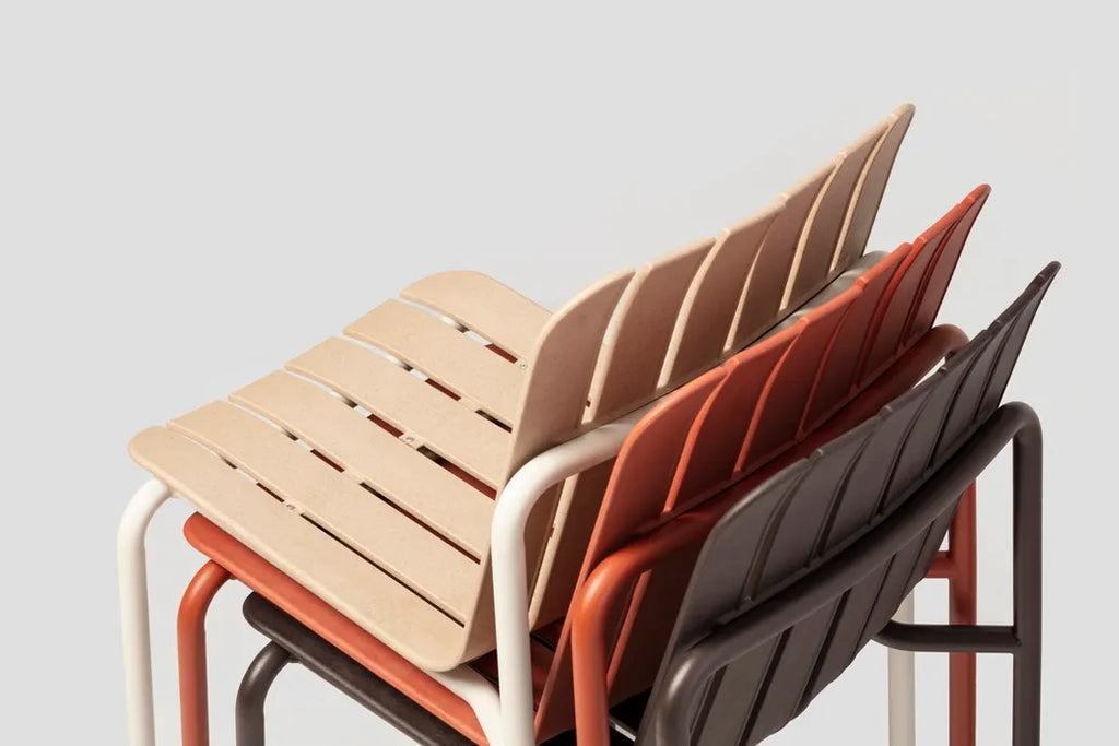 Very Good & Proper Latte Chair เก้าอี้ outdoor โครงเหล็ก ที่นั่ง biocomposite hemp และพลาสติกรีไซเคิล ออกแบบโดย AC/AL