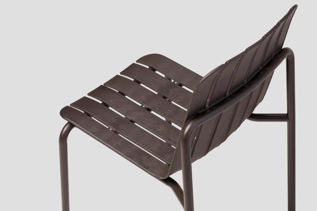 Very Good & Proper Latte Chair เก้าอี้ outdoor โครงเหล็ก ที่นั่ง biocomposite hemp และพลาสติกรีไซเคิล ออกแบบโดย AC/AL
