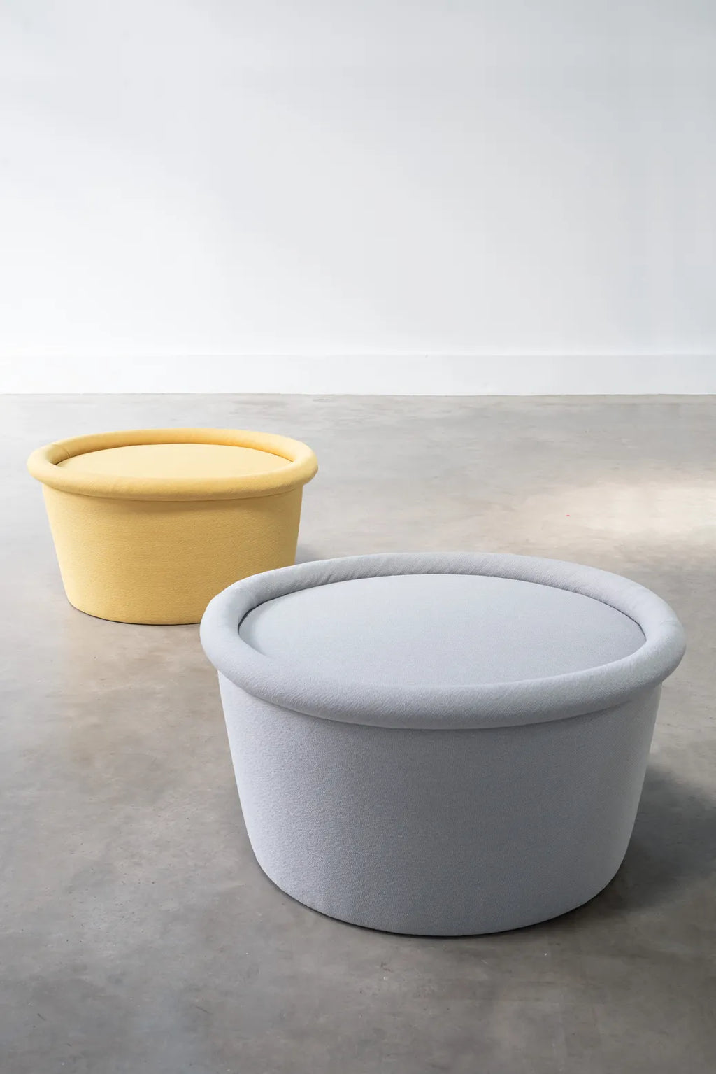 Very Good & Proper Hoop Stool สตูลบุผ้า มีห่วงจับสำหรับเคลื่อนย้าย ออกแบบโดย Athime de Crecy