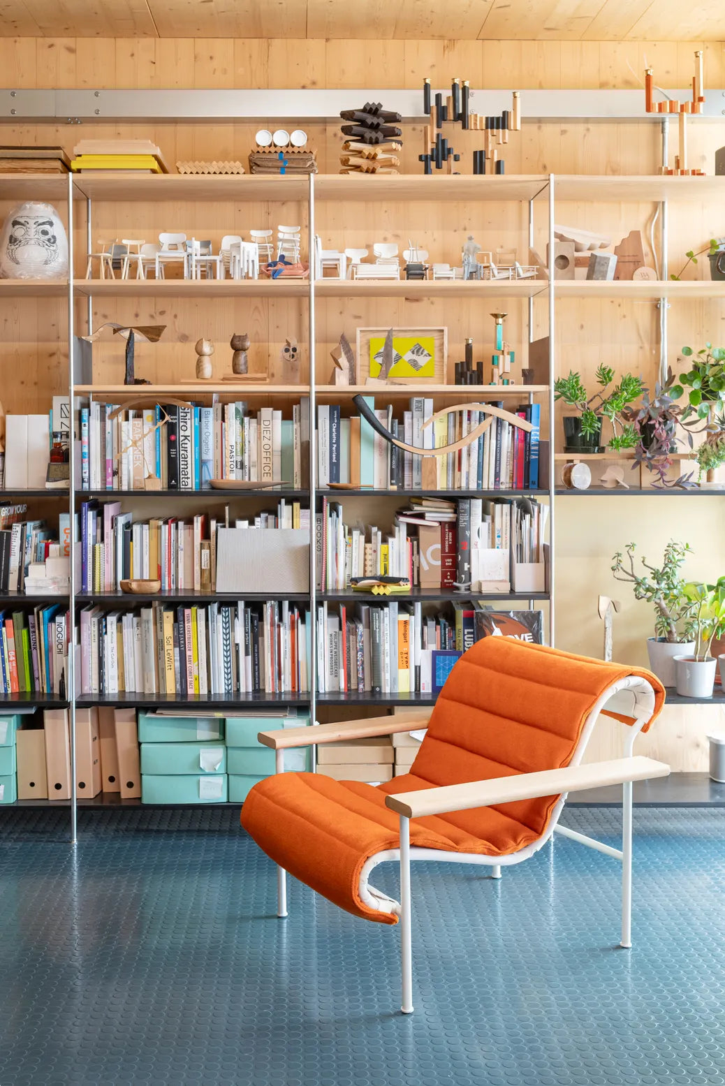 Very Good & Proper Genie เก้าอี้ lounge โครงเหล็ก ที่วางแขนไม้ oak และที่นั่ง sling ผ้า denim ออกแบบโดย Mentsen