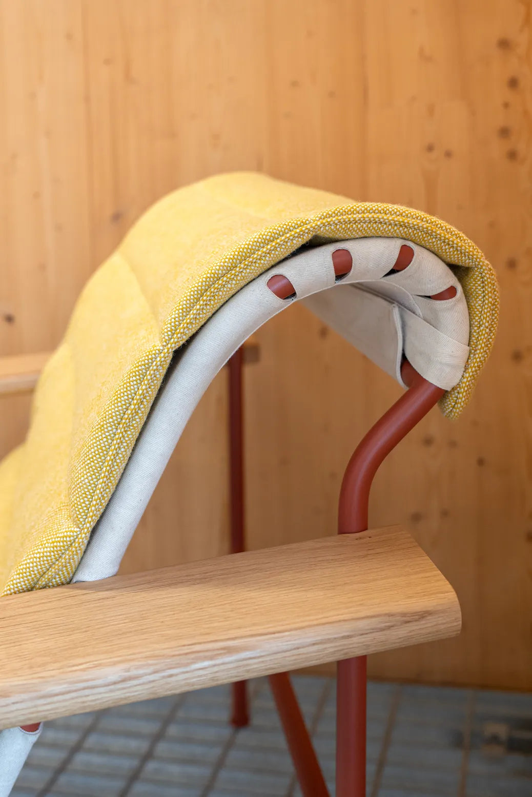 Very Good & Proper Genie เก้าอี้ lounge โครงเหล็ก ที่วางแขนไม้ oak และที่นั่ง sling ผ้า denim ออกแบบโดย Mentsen