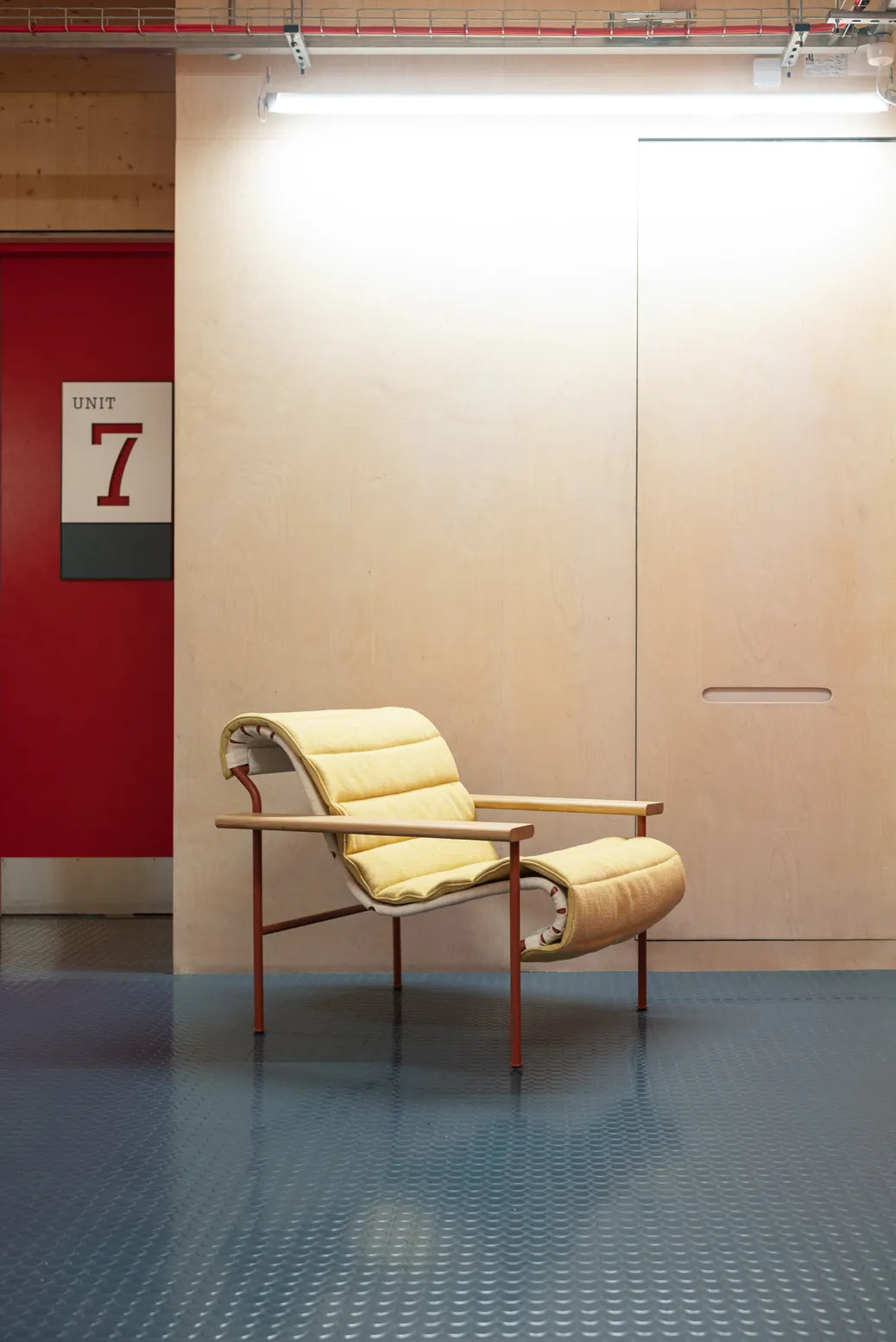 Very Good & Proper Genie เก้าอี้ lounge โครงเหล็ก ที่วางแขนไม้ oak และที่นั่ง sling ผ้า denim ออกแบบโดย Mentsen