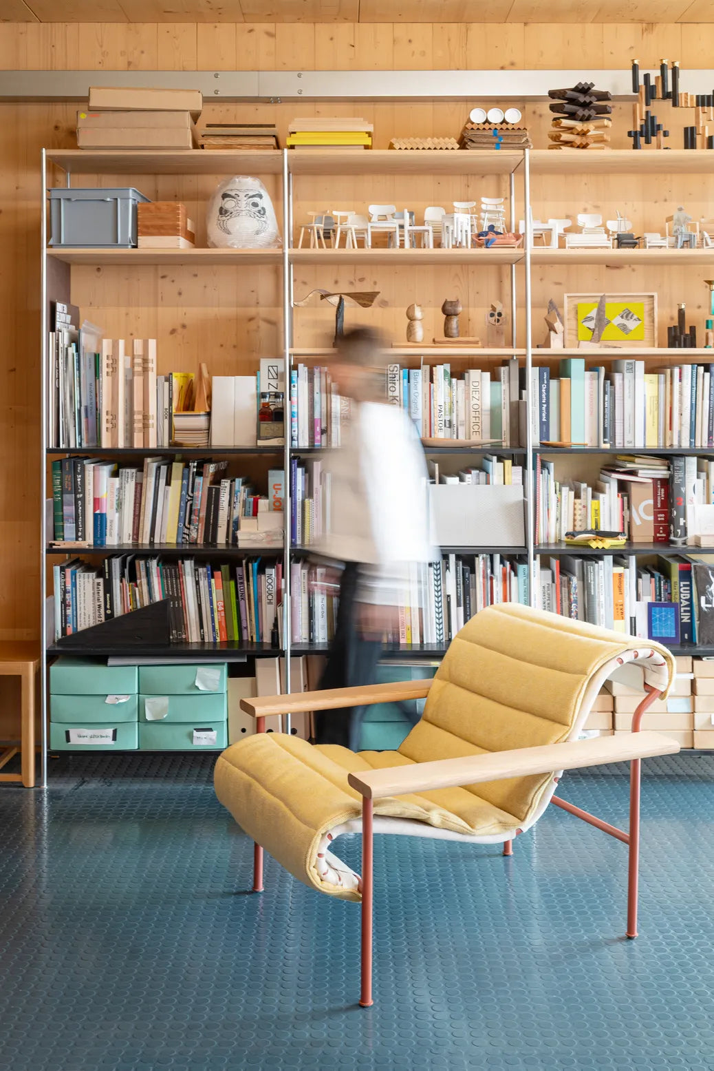 Very Good & Proper Genie เก้าอี้ lounge โครงเหล็ก ที่วางแขนไม้ oak และที่นั่ง sling ผ้า denim ออกแบบโดย Mentsen